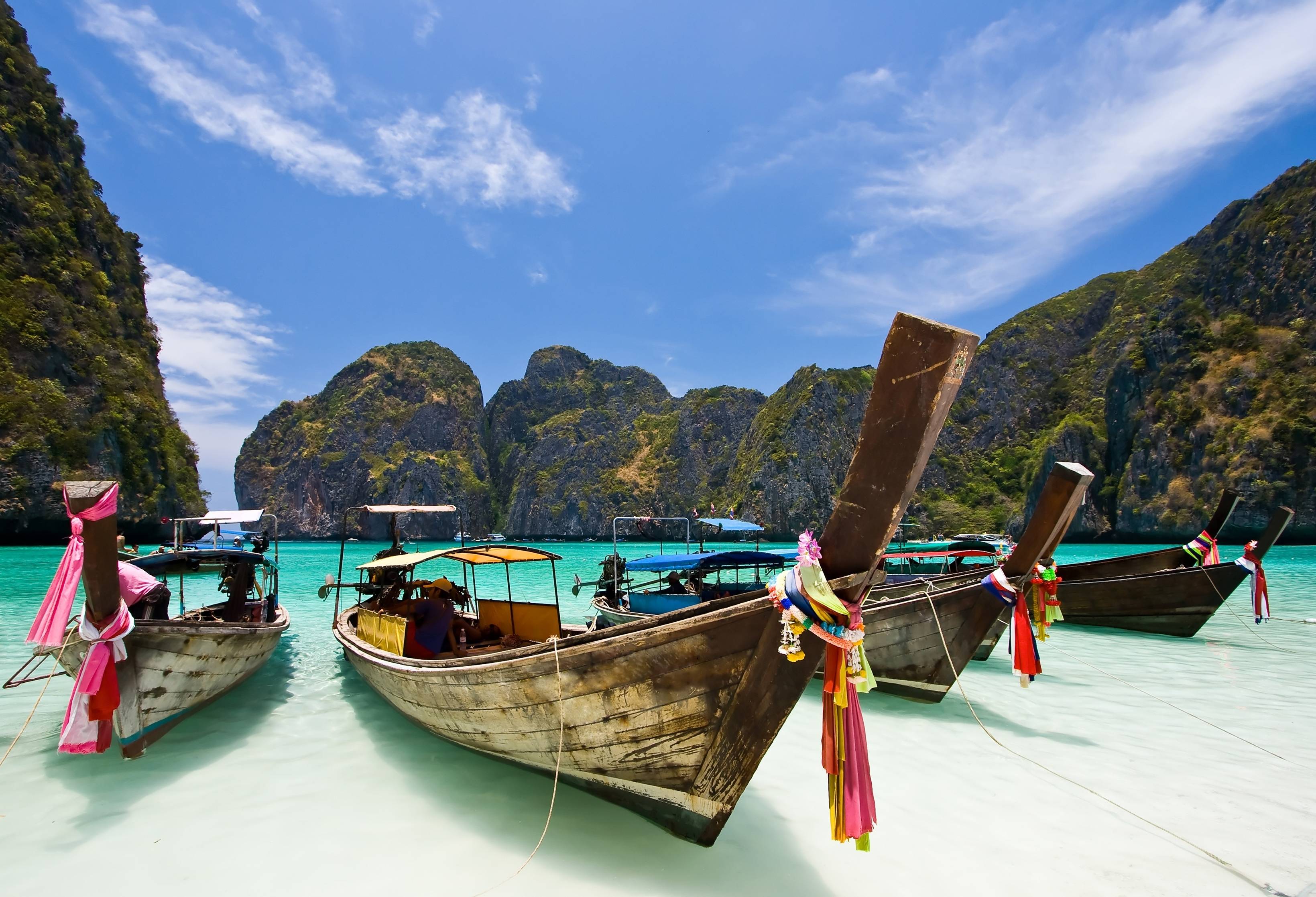 Longtailboten in Maya Bay bij Koh Phi Phi, Thailand