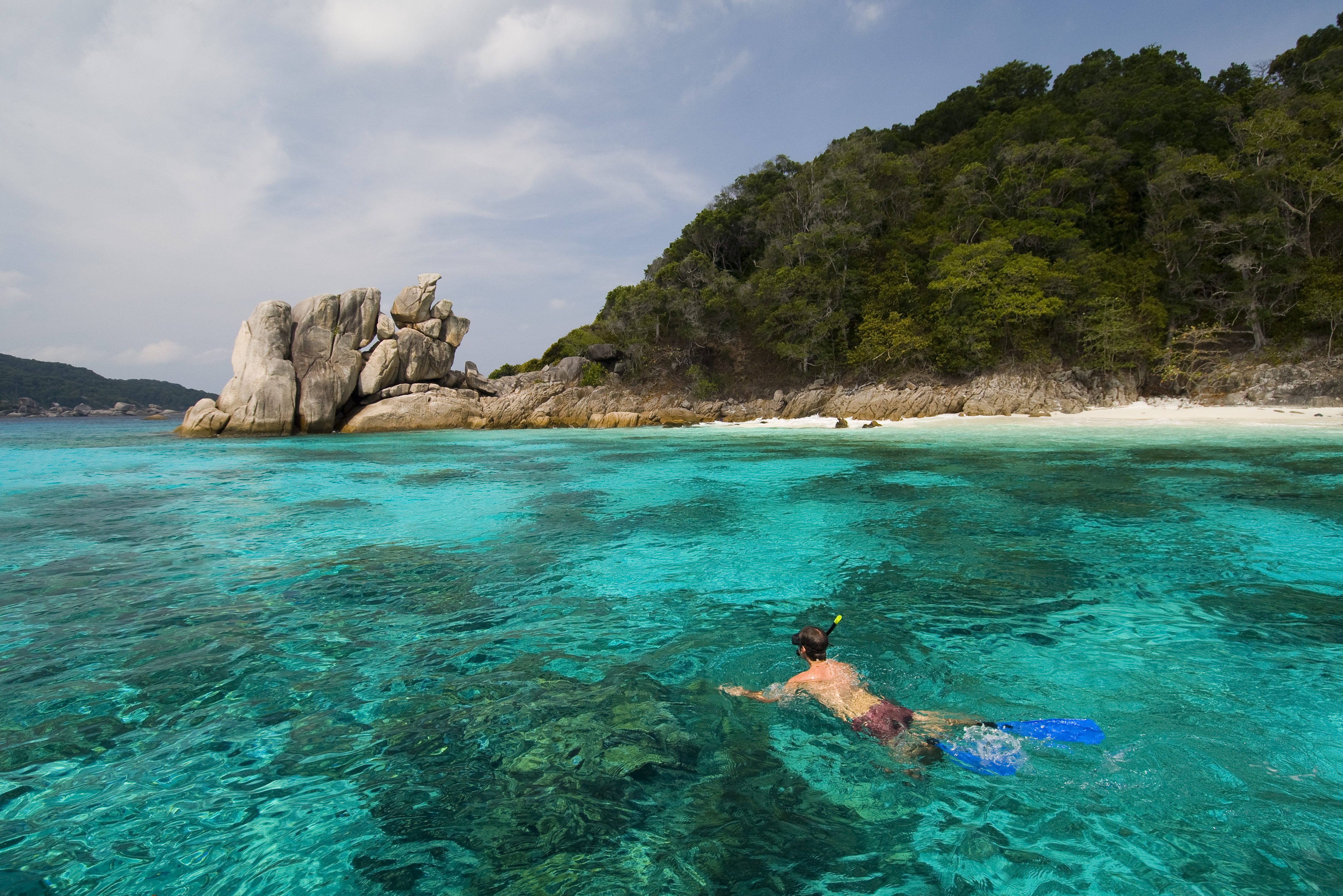 Snorkelen in het heldere water van het Ang Thong National Marine Park in Thailand