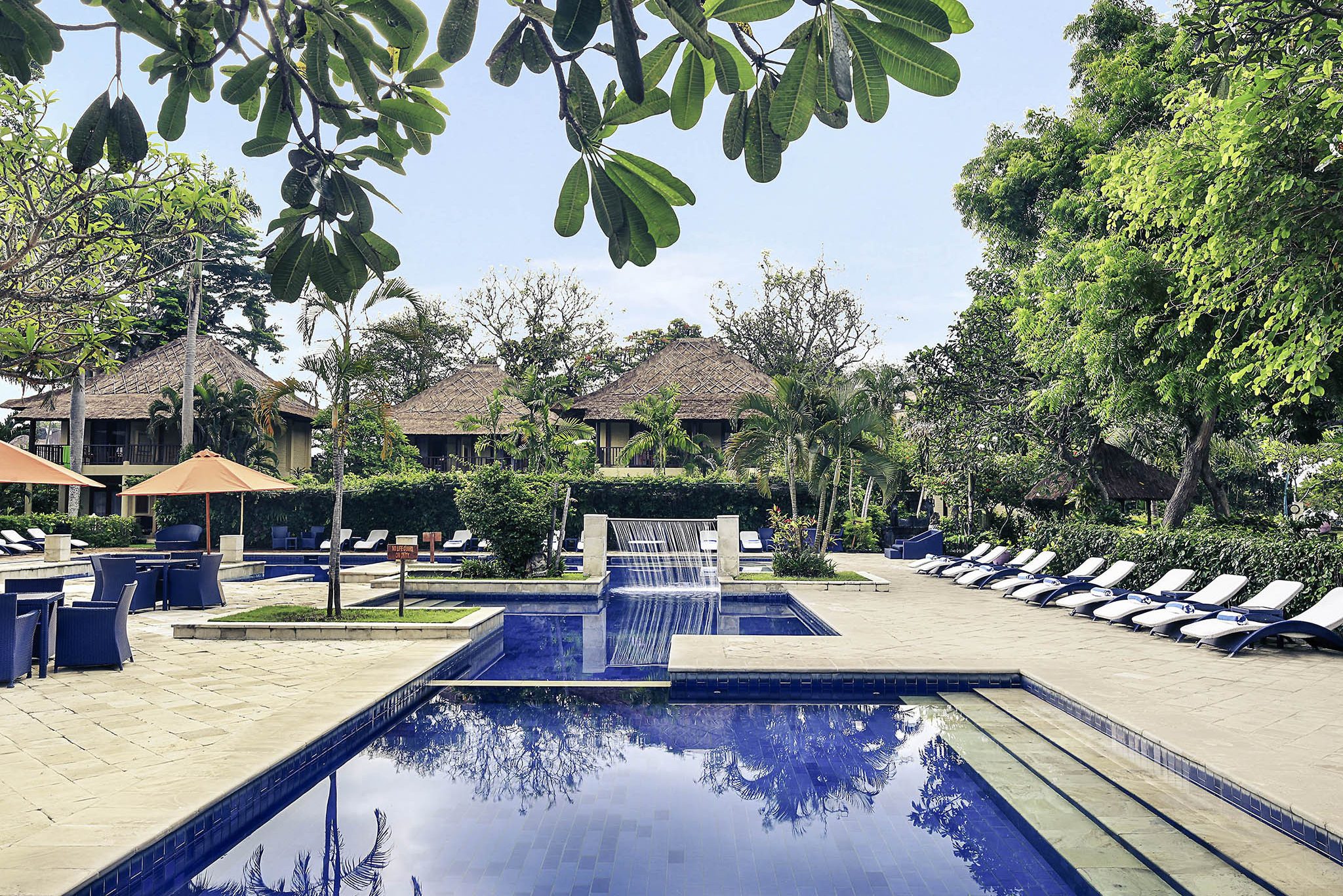 zwembad van mercure sanur resort bali sanur