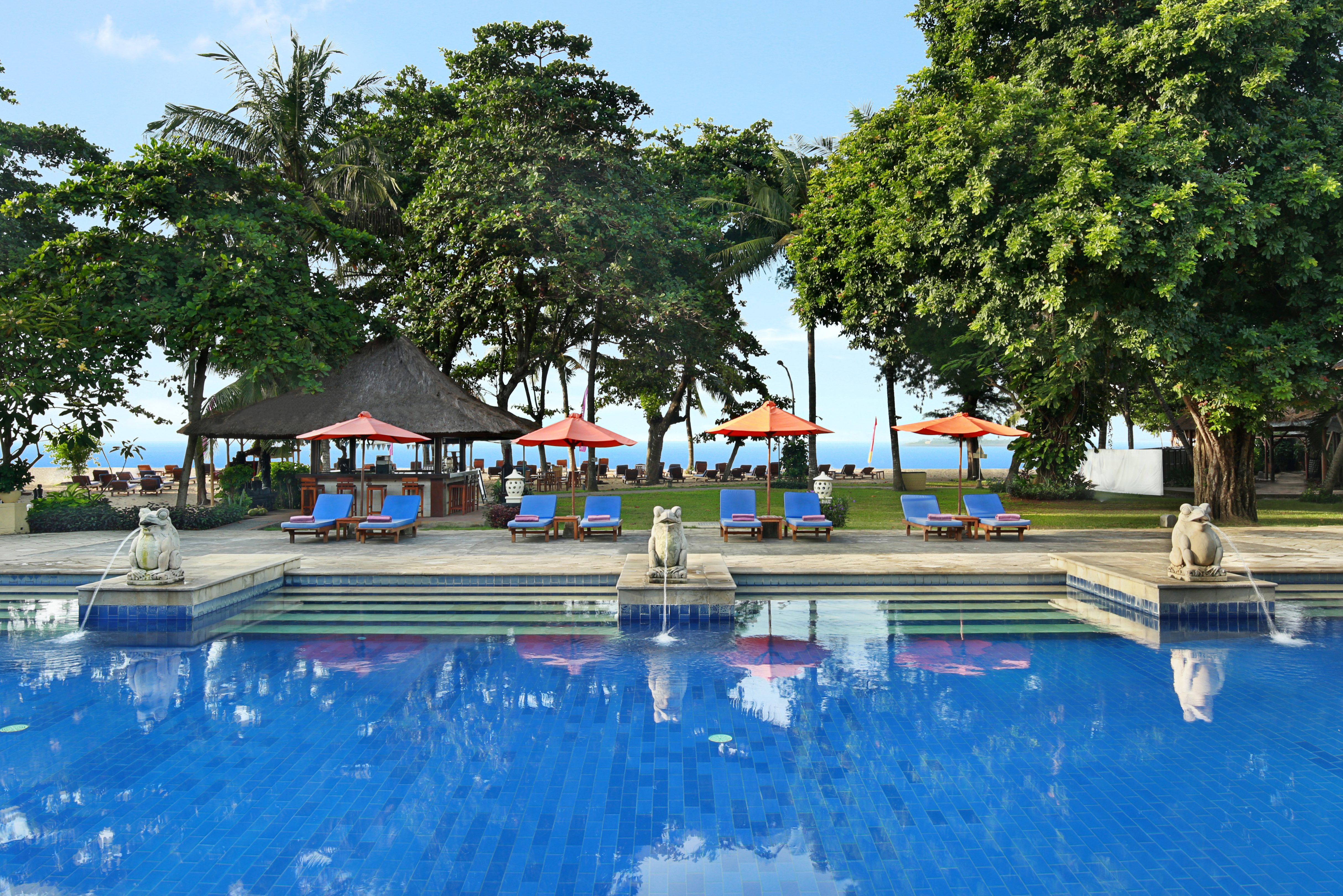 zwembad van mercure sanur resort bali sanur