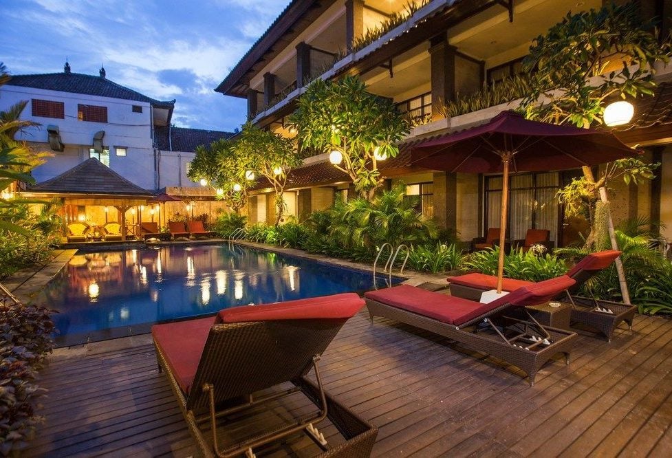 zwembad van ari putri hotel op bali sanur beach