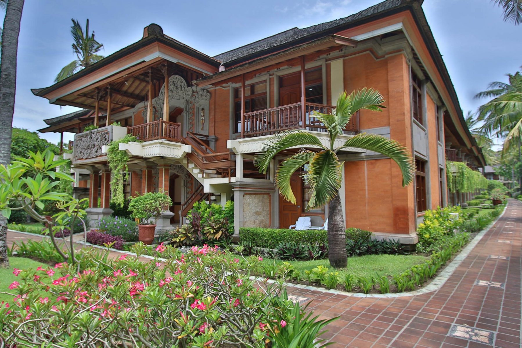 kamers in de tuin van legian jayakarta hotel in indonesie bali
