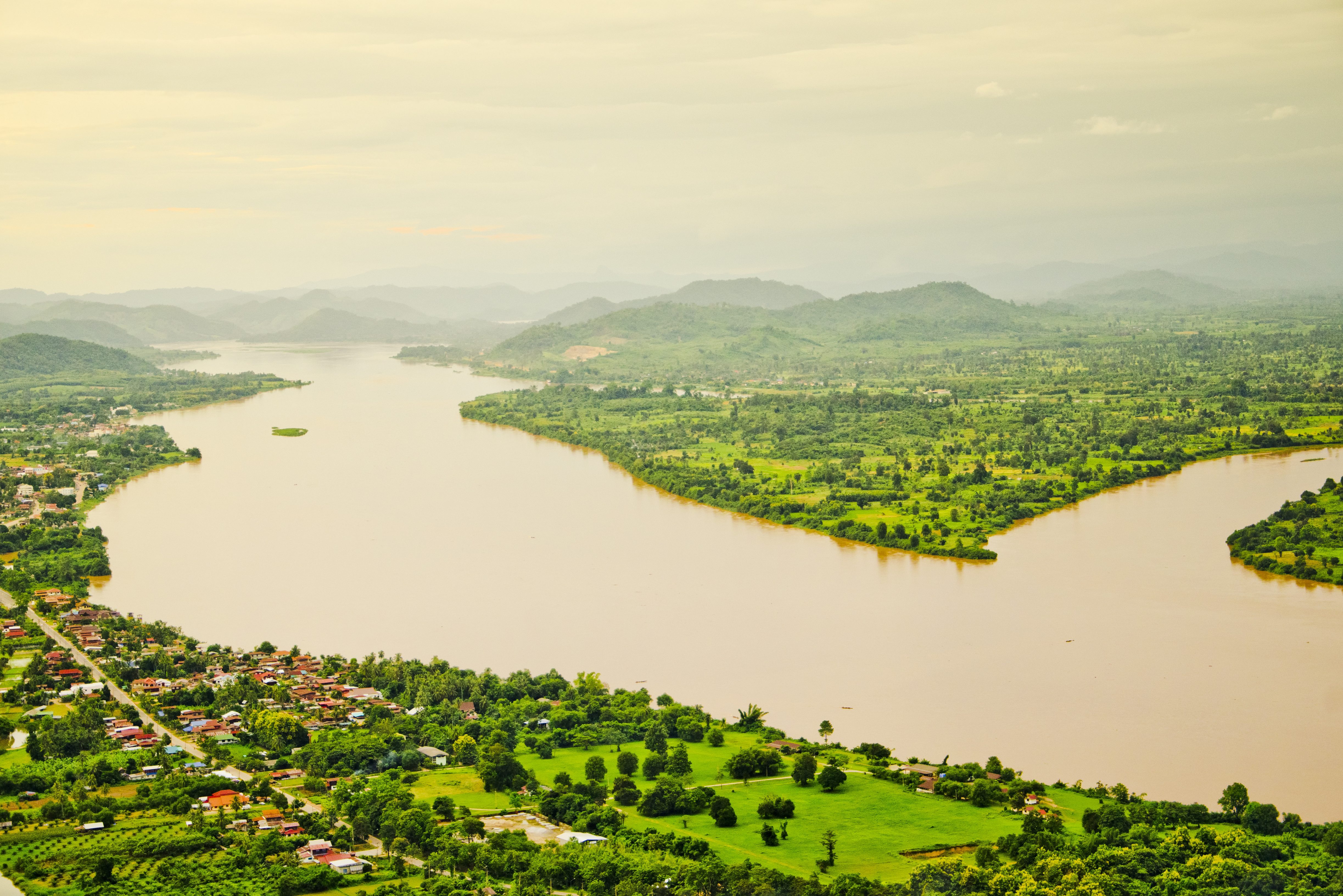 De Mekong rivier vormt de grens tussen Laos en Thailand
