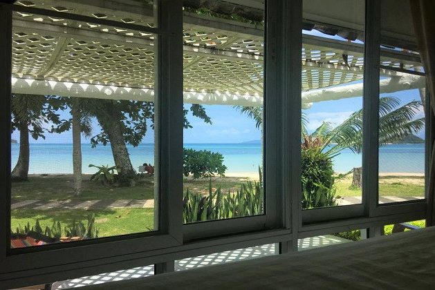 Uitzicht vanuit een beachfront Bungalow in het Koh Mak Resort, Thailand