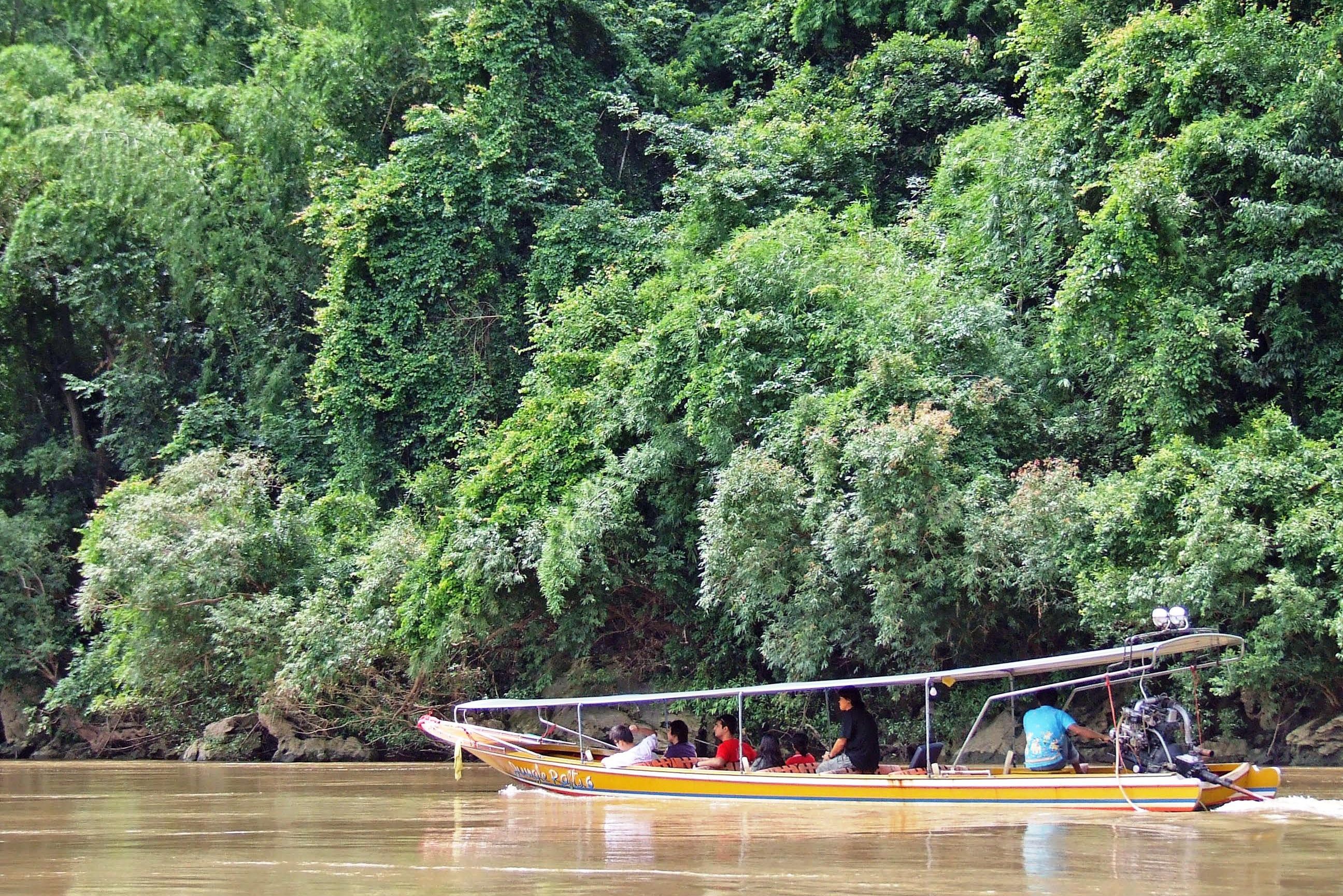 Per longtailboot varen naar de River Kwai Jungle Rafts in Kanchanaburi, Thailand