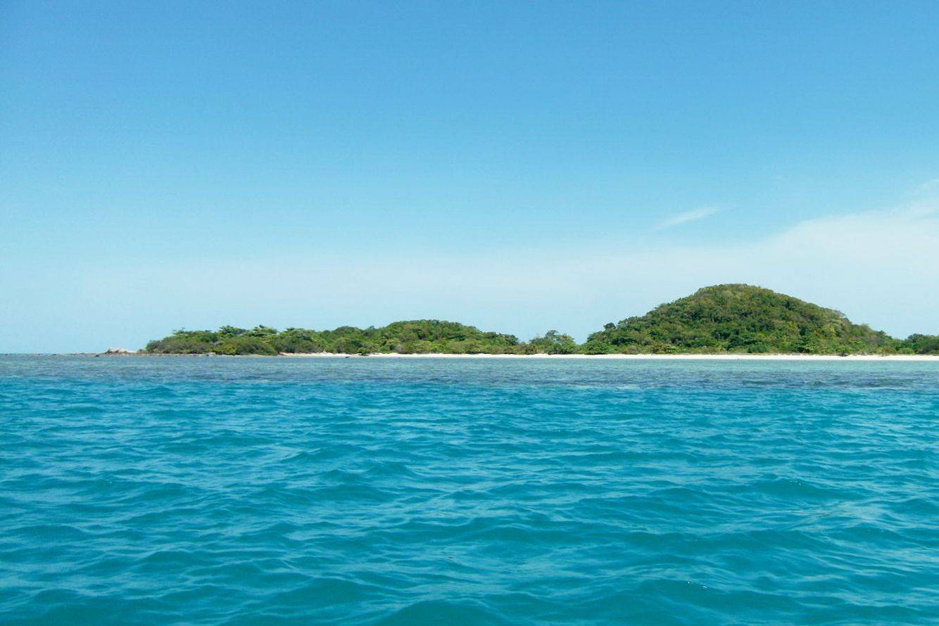 Blauwe zee bij Koh Madsum, Thailand