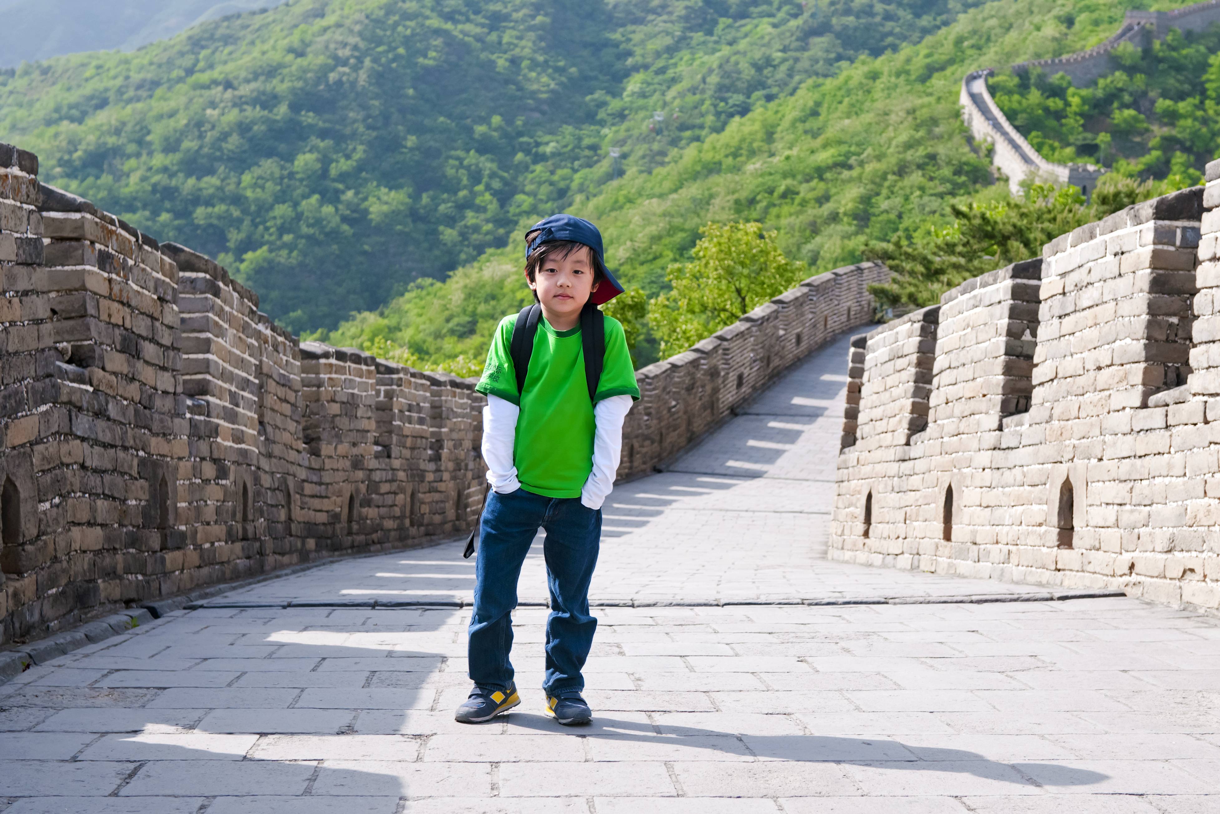 Jongen op de Chinese Muur in China