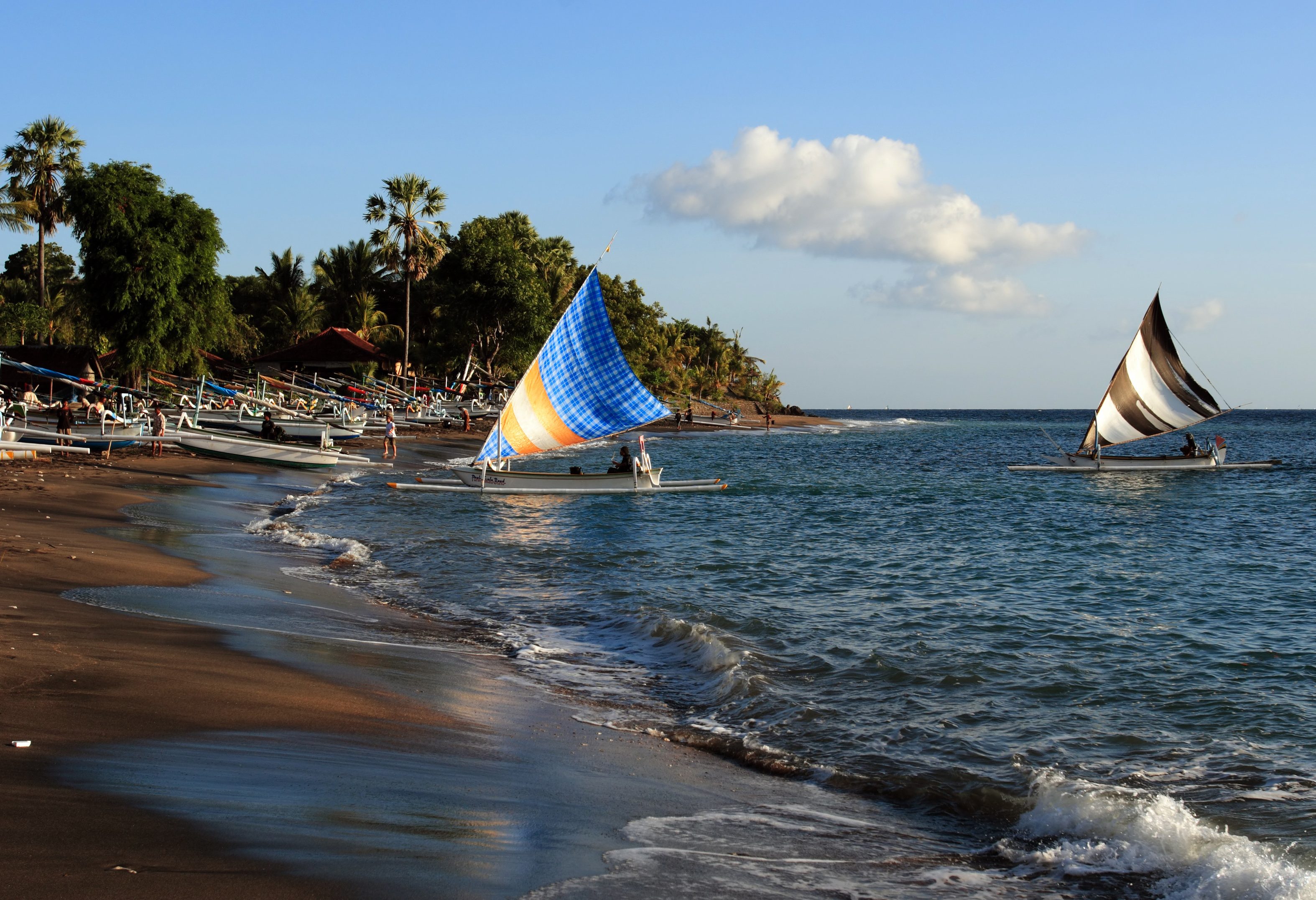 zwart strand bij Amed op bali