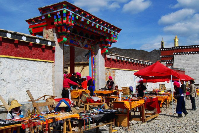 Markt bij Tempel in Zhongdian in China