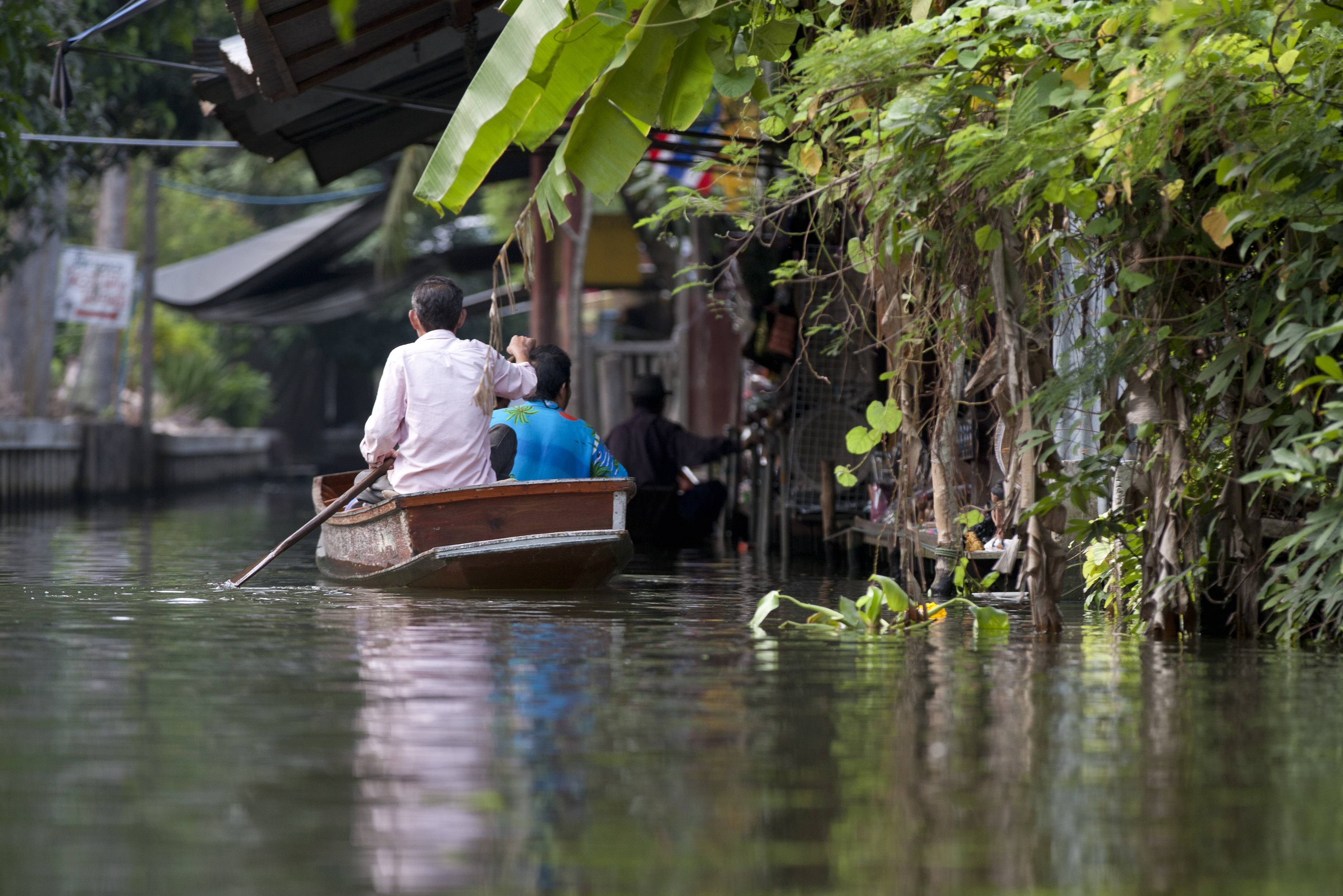 Rustig deel van de Damnoen Saduak drijvende markt in Thailand