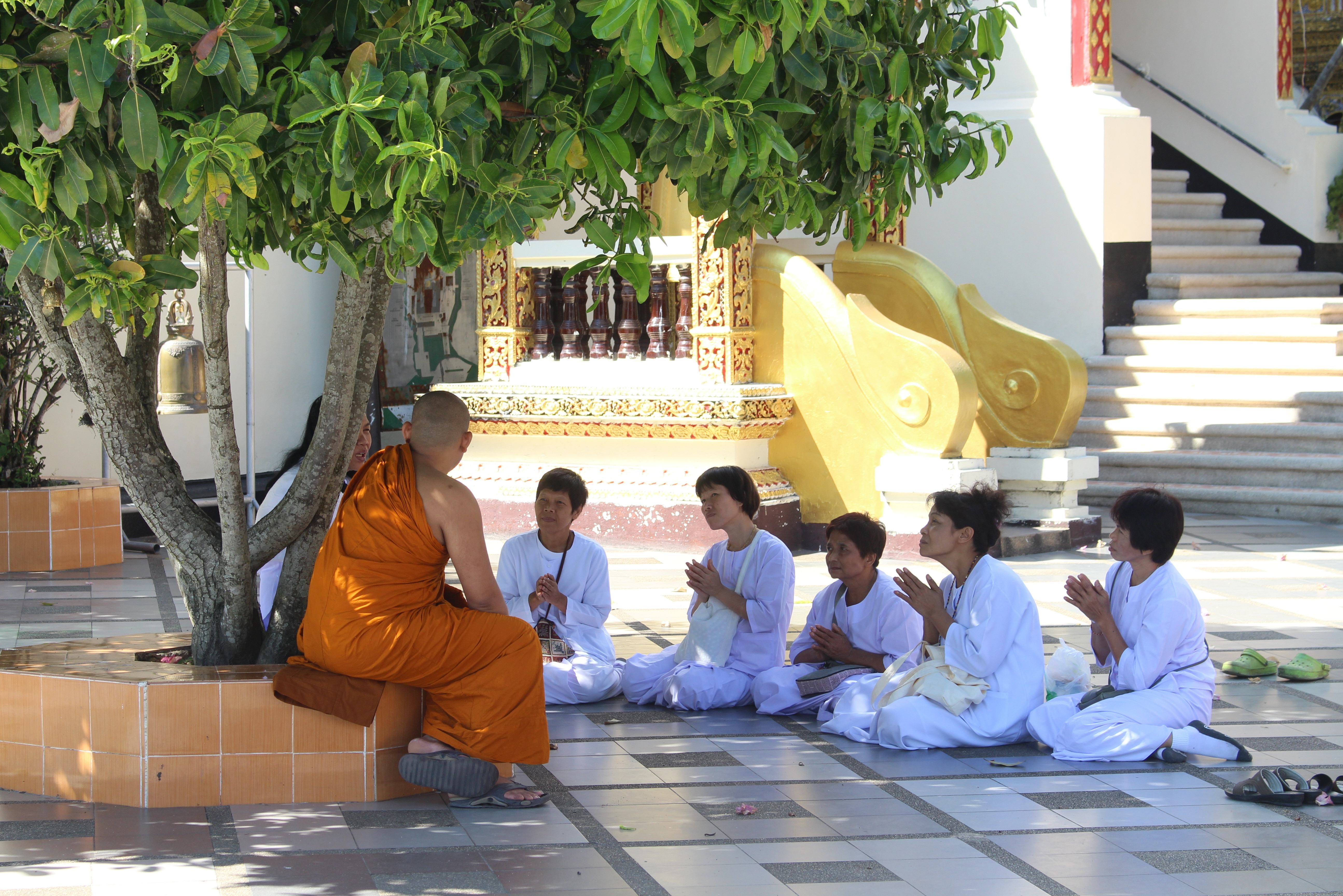 Monnik met volgelingen bij de Wat Doi Suthep nabij Chiang Mai in Thailand