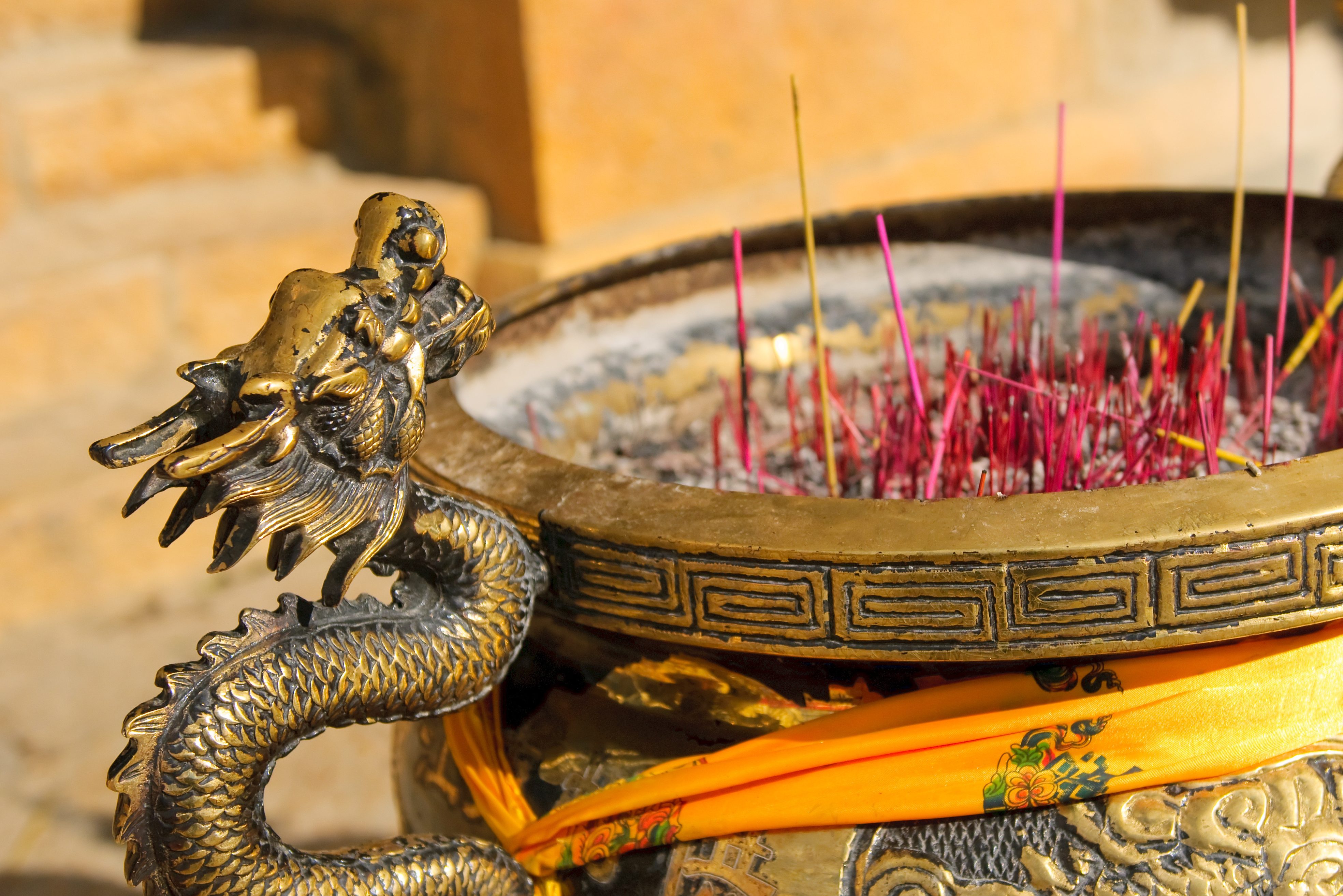 Pot met wierook in tempel bij Emeishan in China