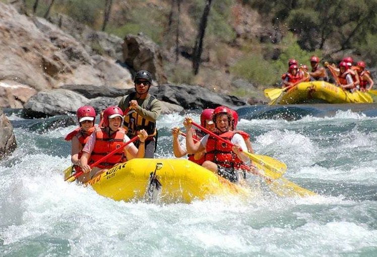Wild water raften in Kitagalu in Sri Lanka