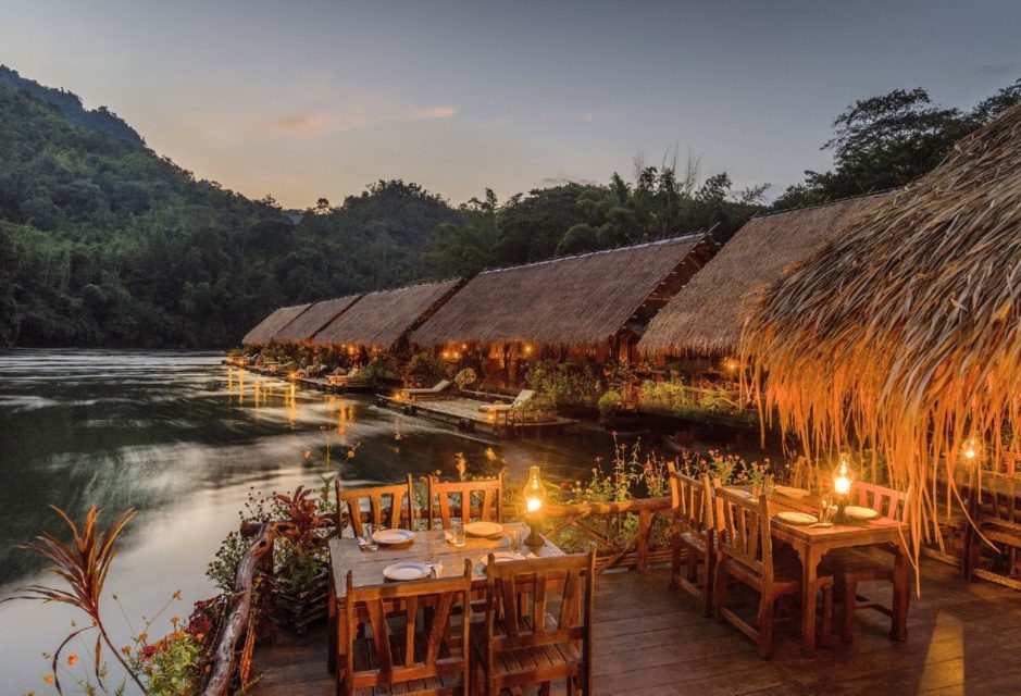 River Kwai Jungle Rafts bij zonsondergang in Kanchanaburi, Thailand