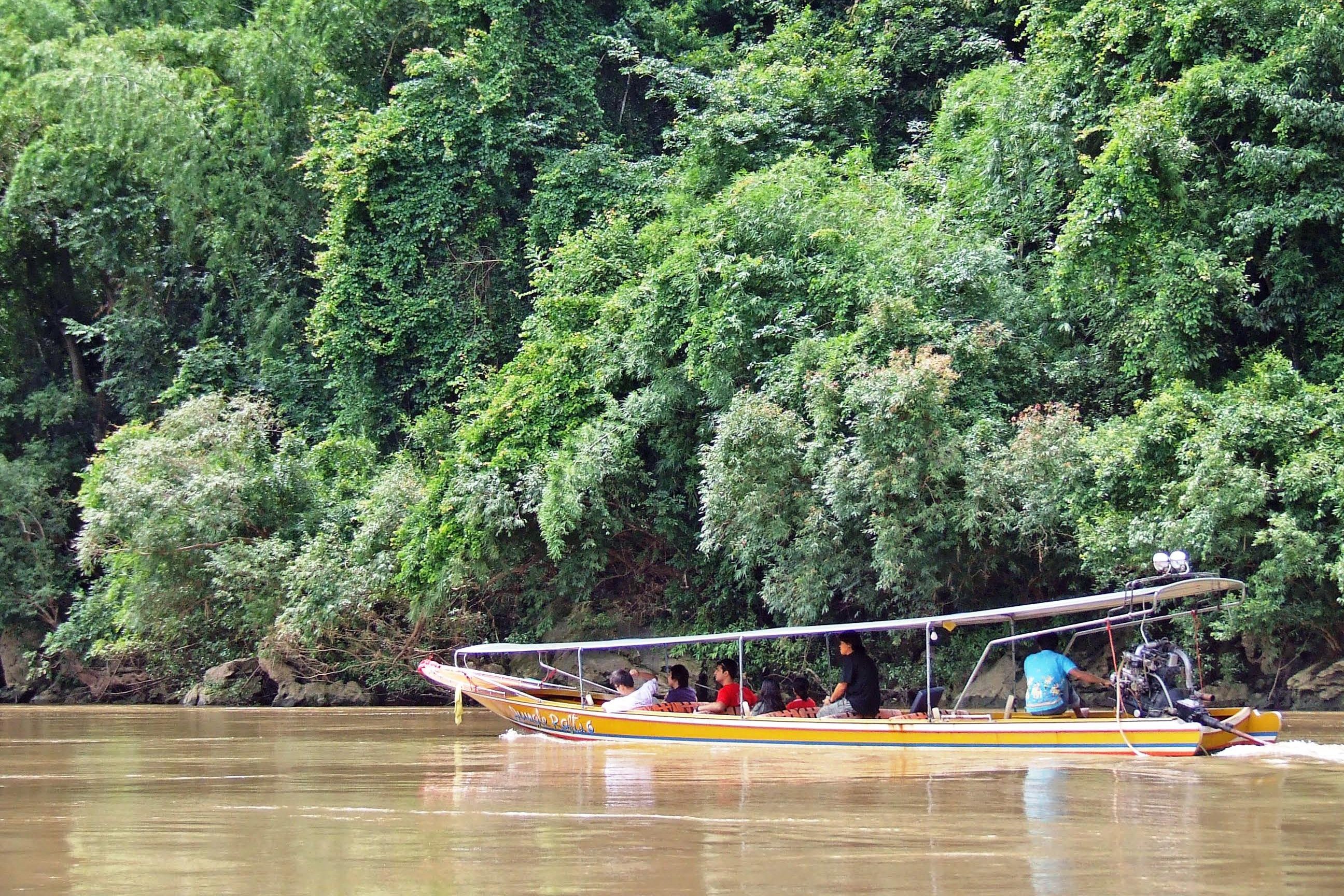 Per longtailboot naar de River Kwai Jungle Rafts in Kanchanaburi, Thailand