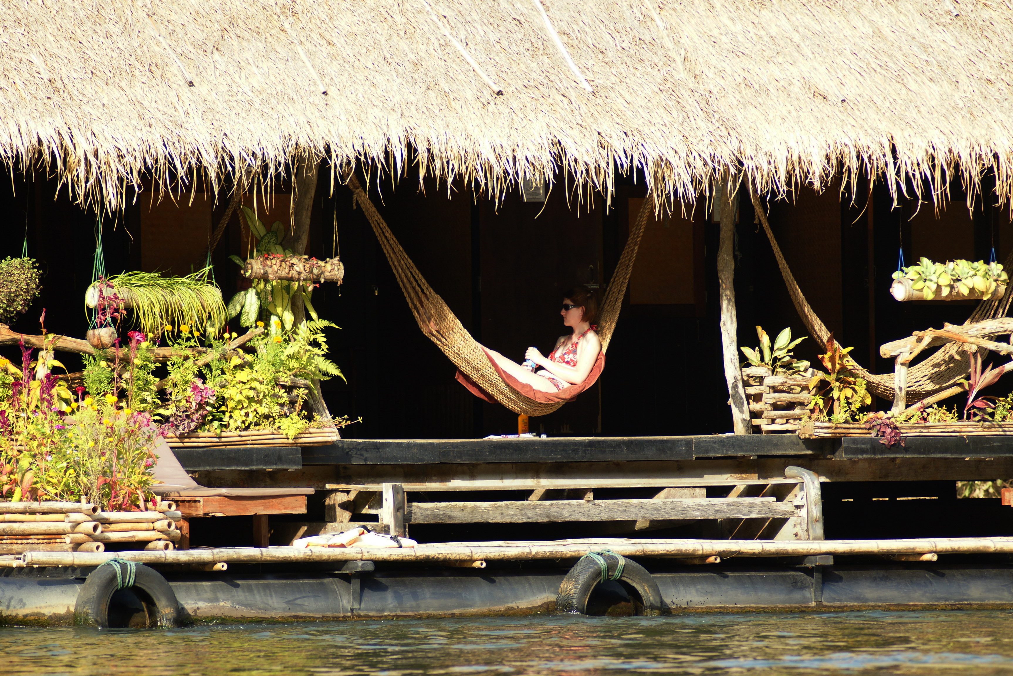 Relaxen in hangmat in de River Kwai Jungle Rafts in Kanchanaburi, Thailand