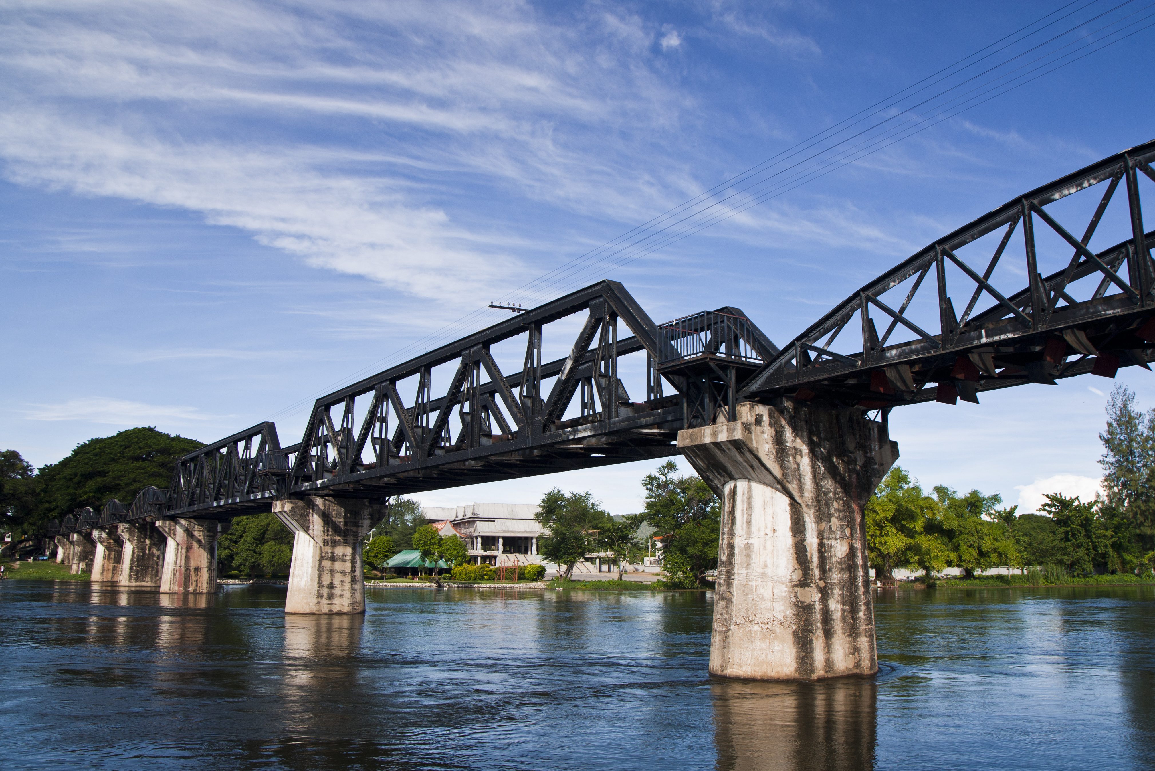 Brug over de River Kwai in Kanchanaburi, Thailand