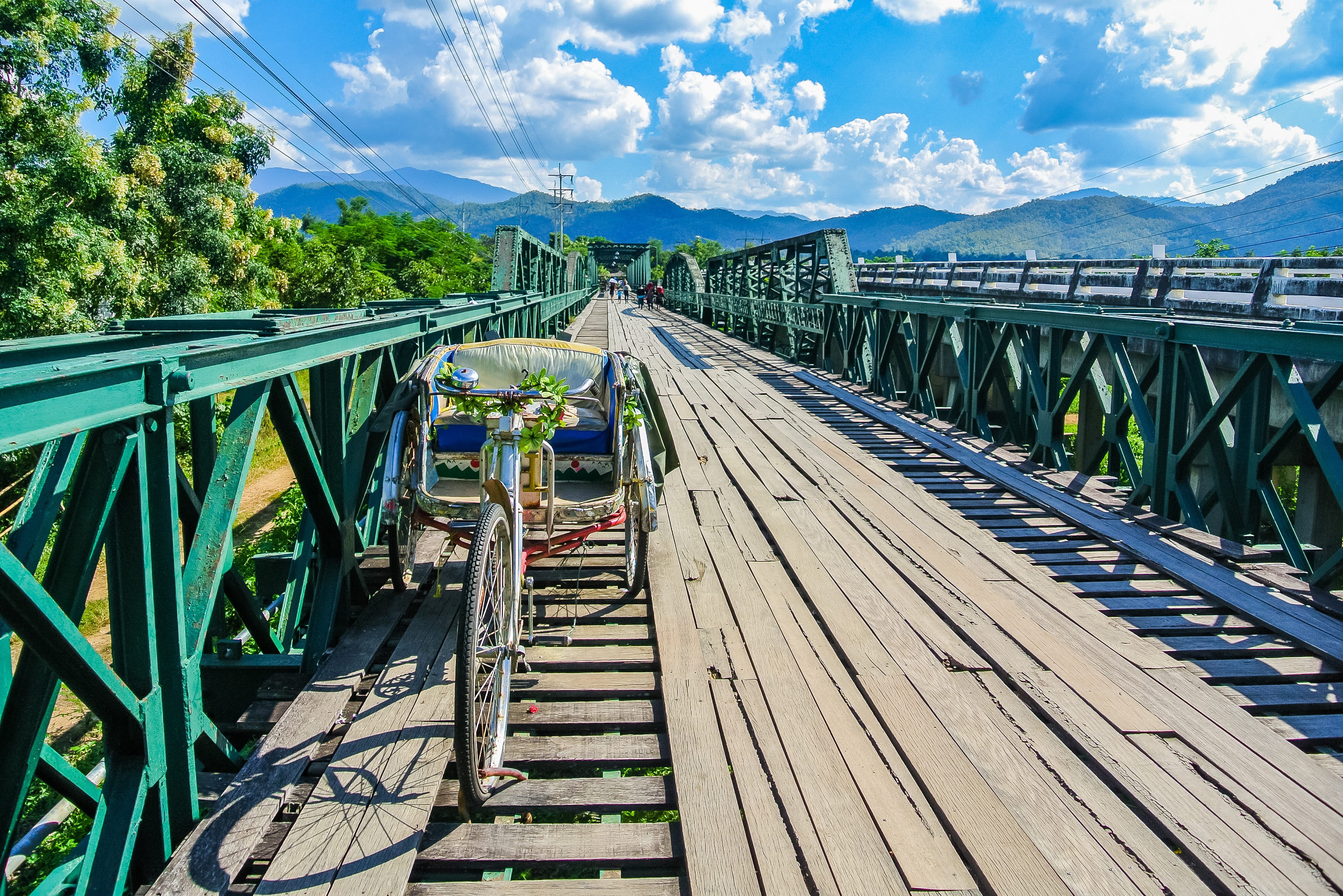 Traditionele riksja op de Pai Memorial Bridge in de regio Pai, Thailand