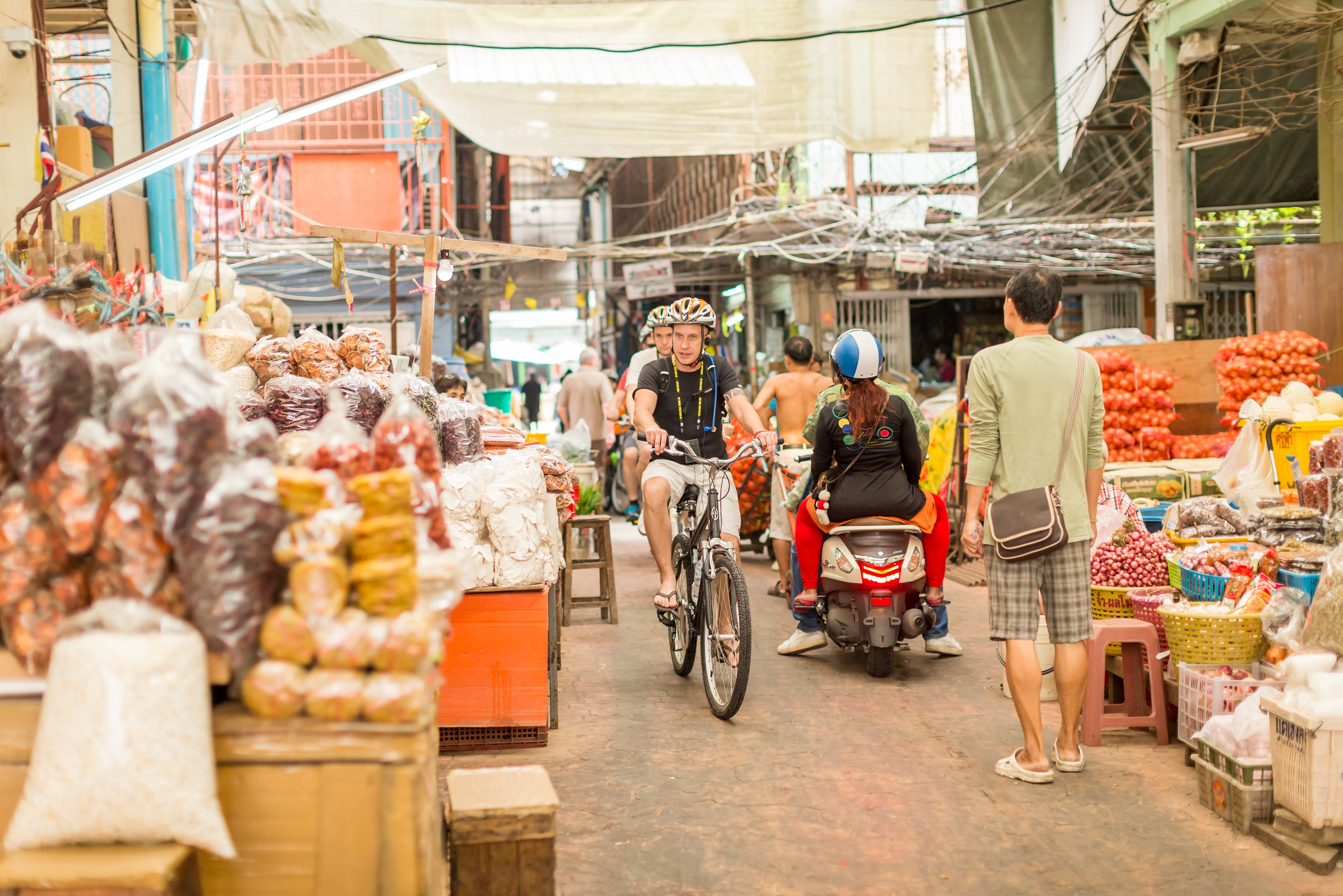 Fietsten over de markt tijdens de Bangkok fietstour in Thailand