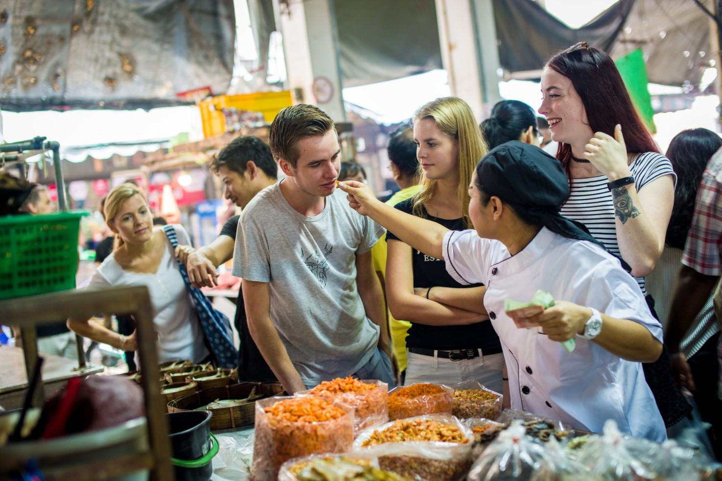 Proeven op de markt tijdens de Thaise kookcursus in Bangkok, Thailand