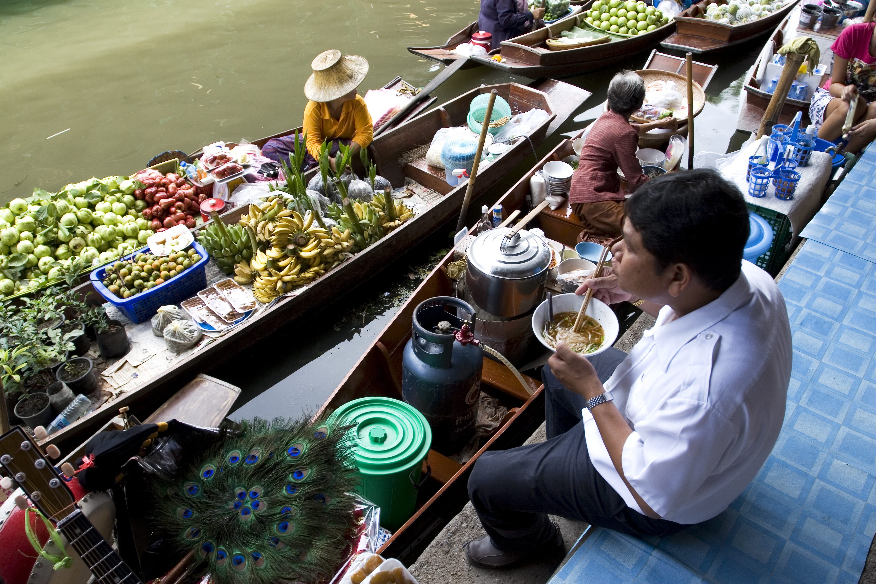 Hapje eten bij de drijvende markt van Amphawa in Thailand