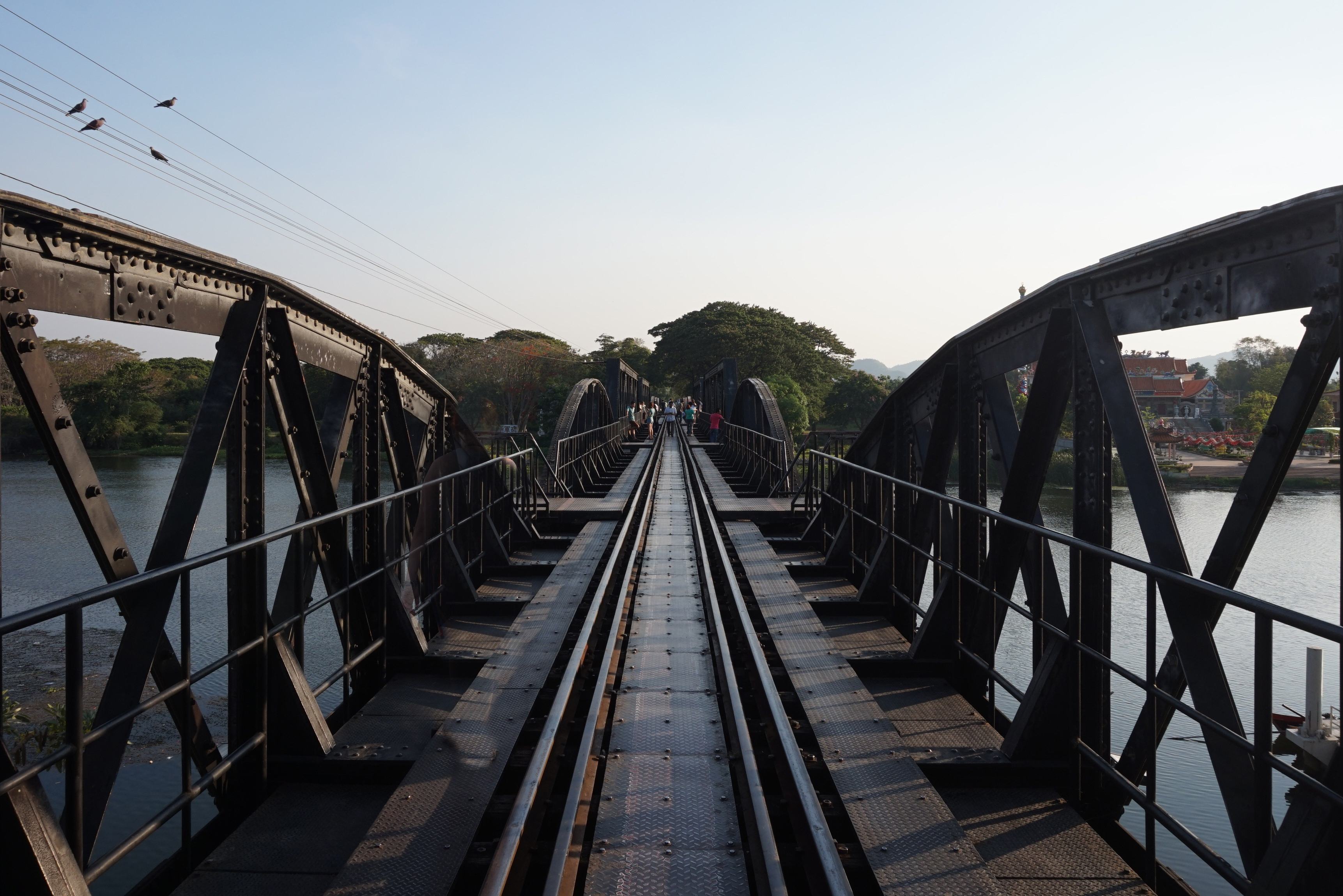 De brug over de River Kwai in Kanchanaburi, Thailand