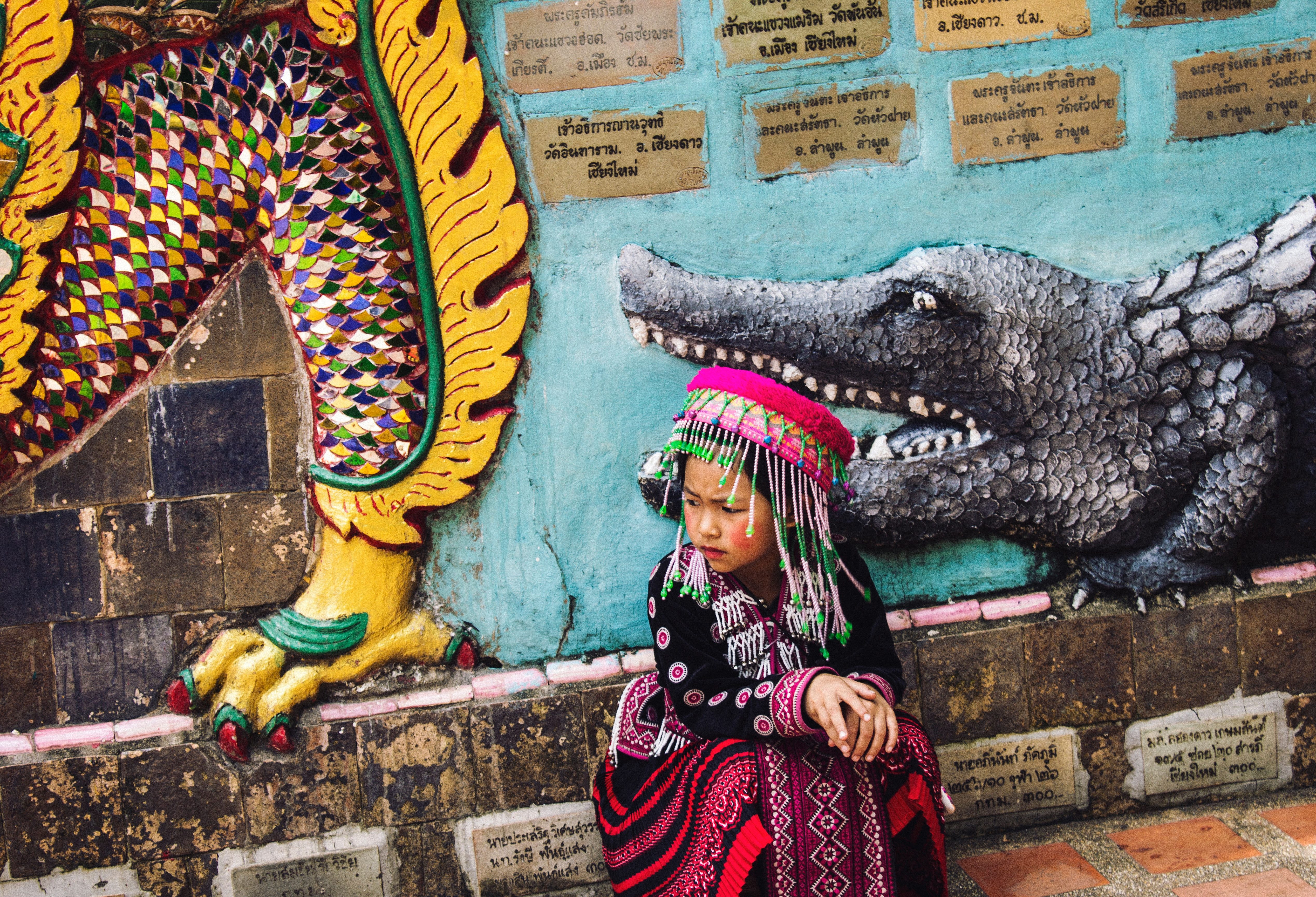 Meisje zit bij Wat Doi Suthep in Chiang Mai, Thailand