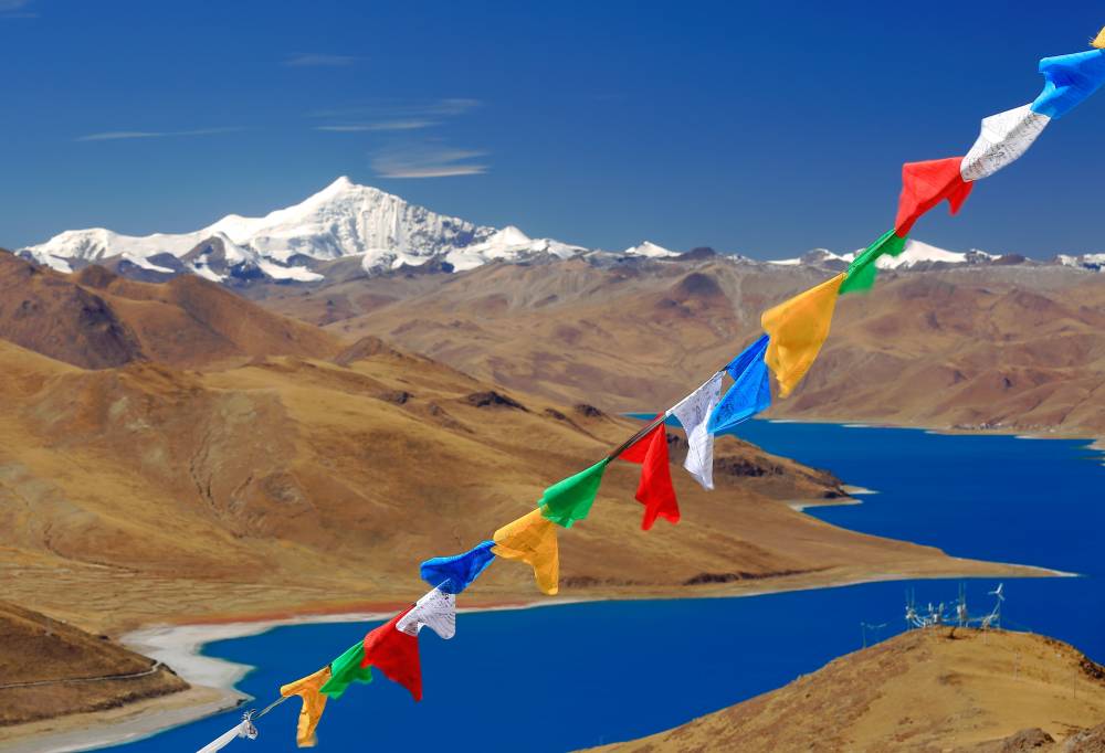 Tibet: gebedsvlaggen in de wind