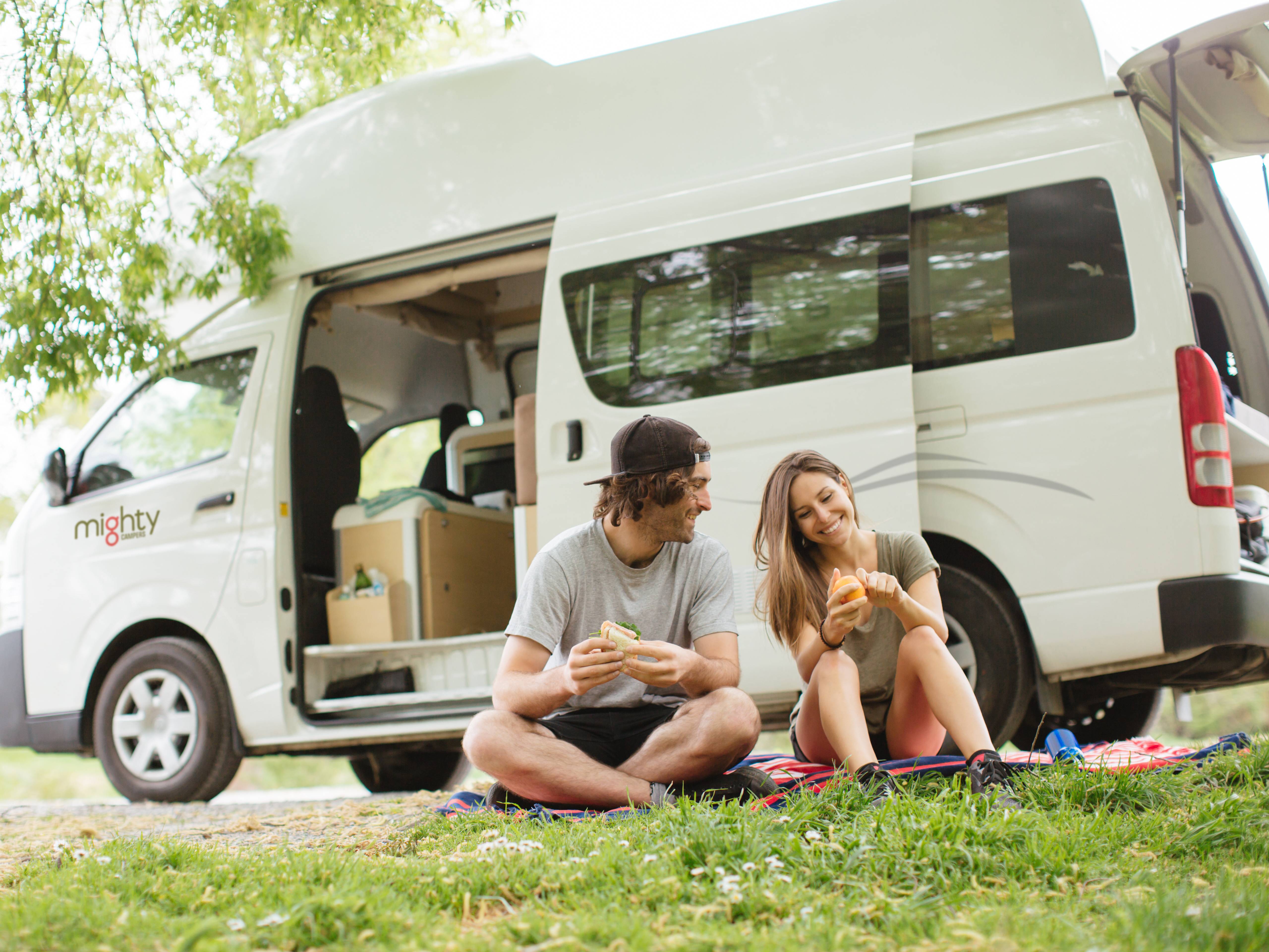 Double Down camper buitenkant van Mighty in Nieuw-Zeeland