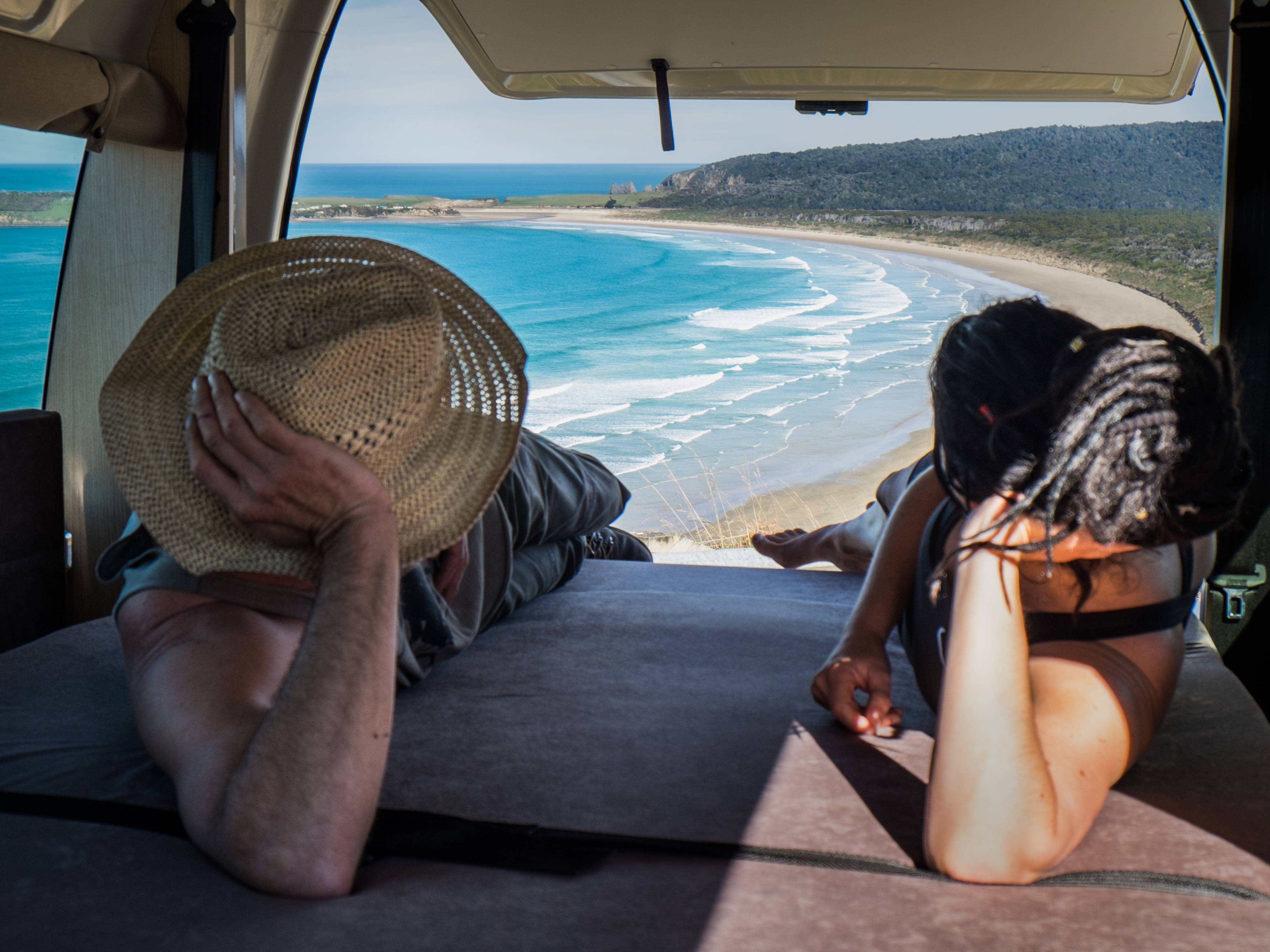 Bed met uitzicht in Double Down camper van Mighty in Nieuw-Zeeland