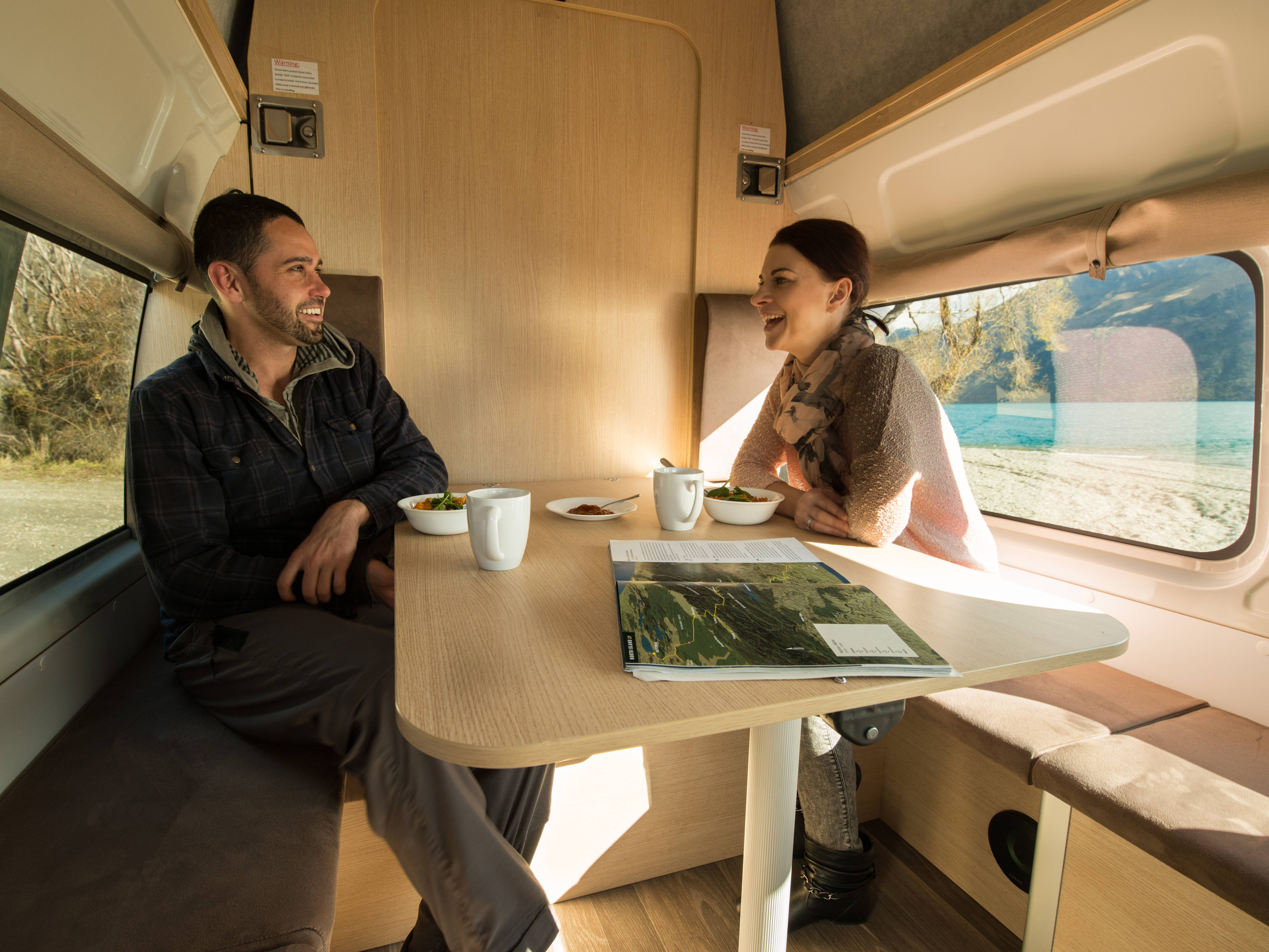 Dinette in de Double Down camper van Mighty in Nieuw-Zeeland
