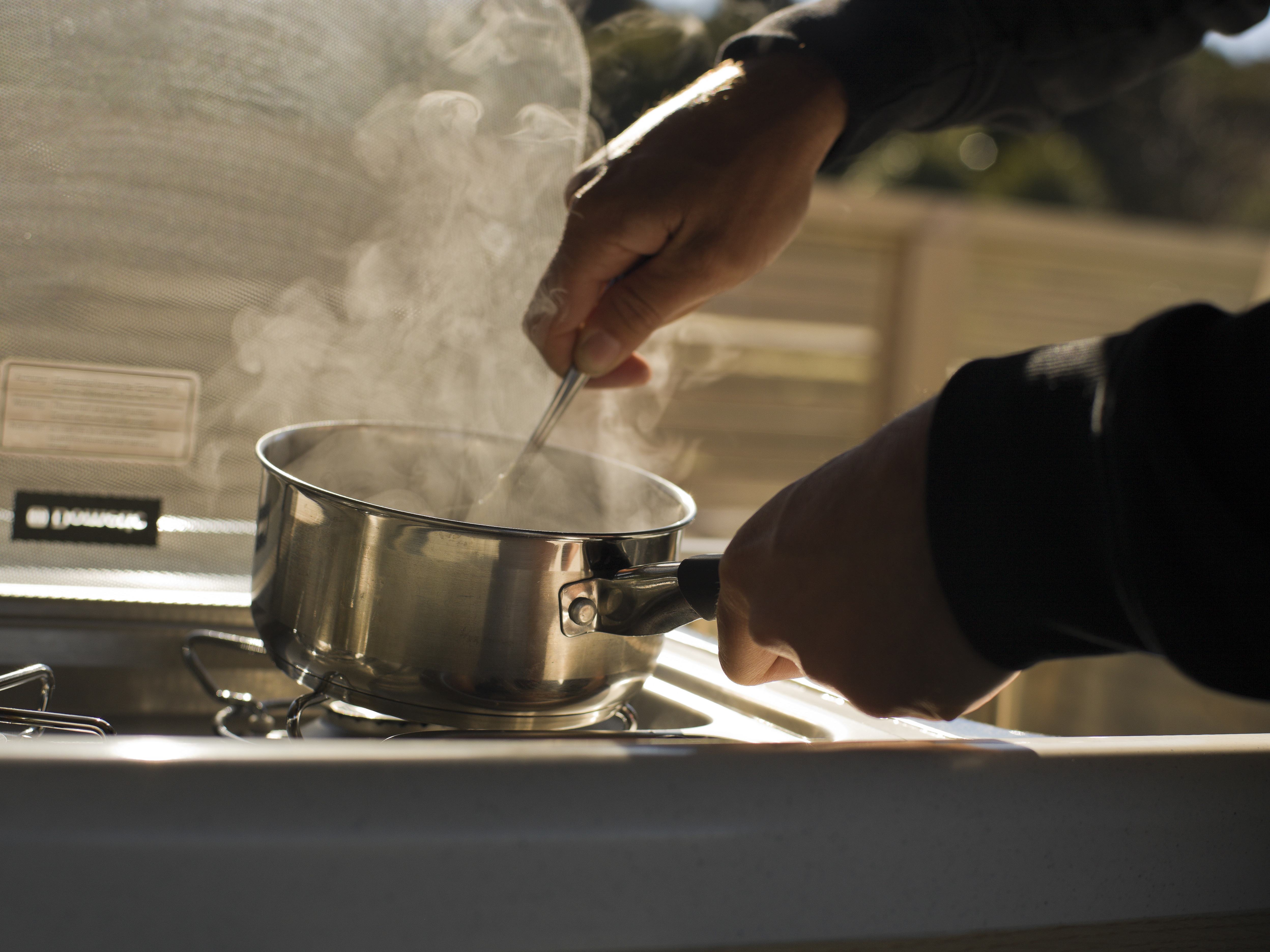 Koken in de Double Down camper van Mighty in Nieuw-Zeeland