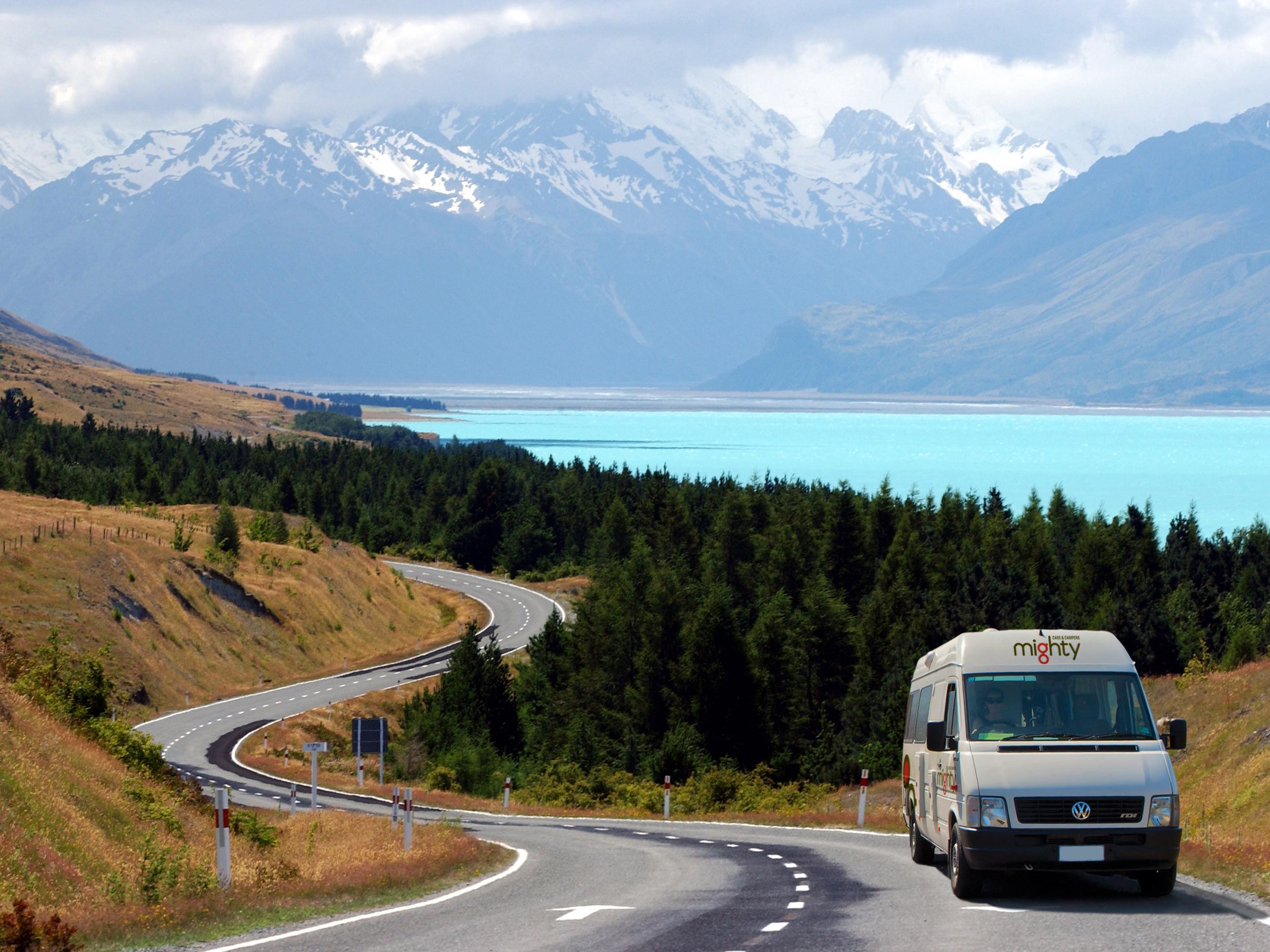 Deuce camper in prachtig landschap van Nieuw-Zeeland