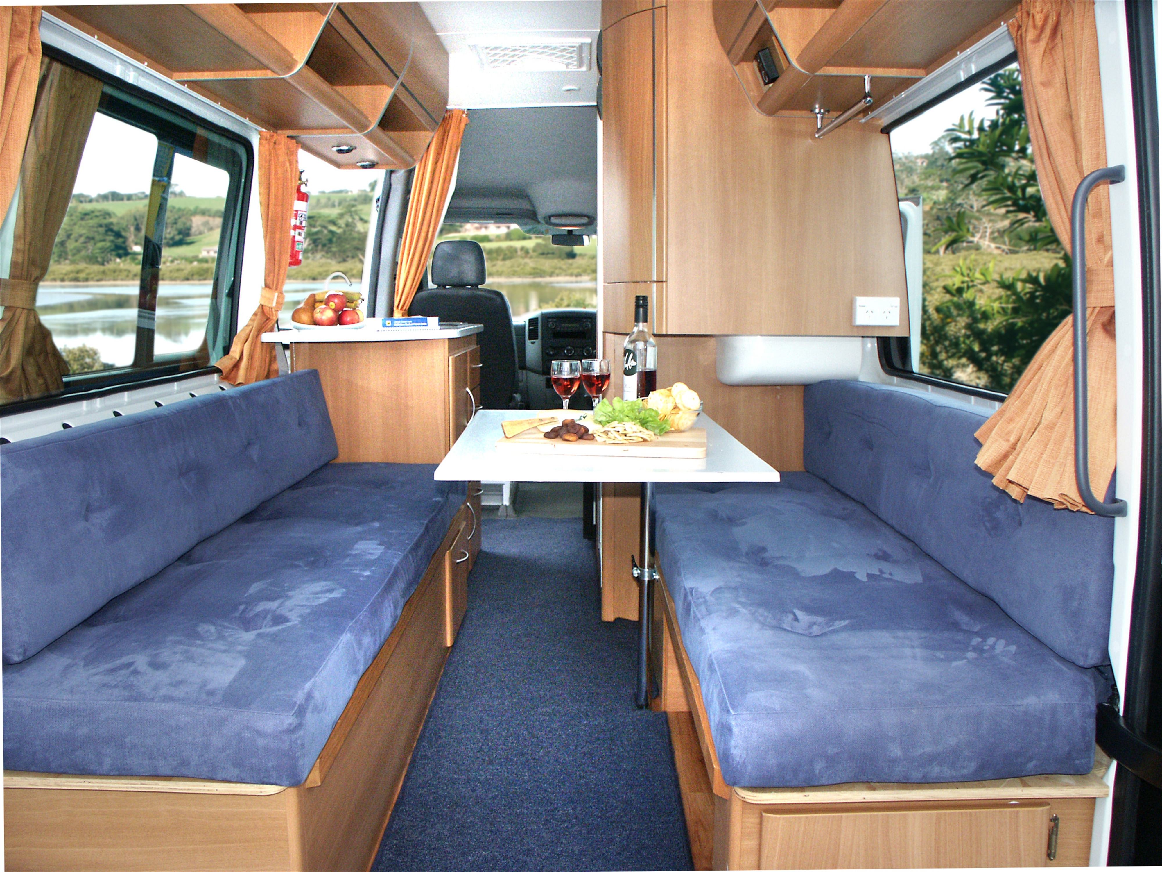 Dinette in de Deuce camper van Mighty in Nieuw-Zeeland