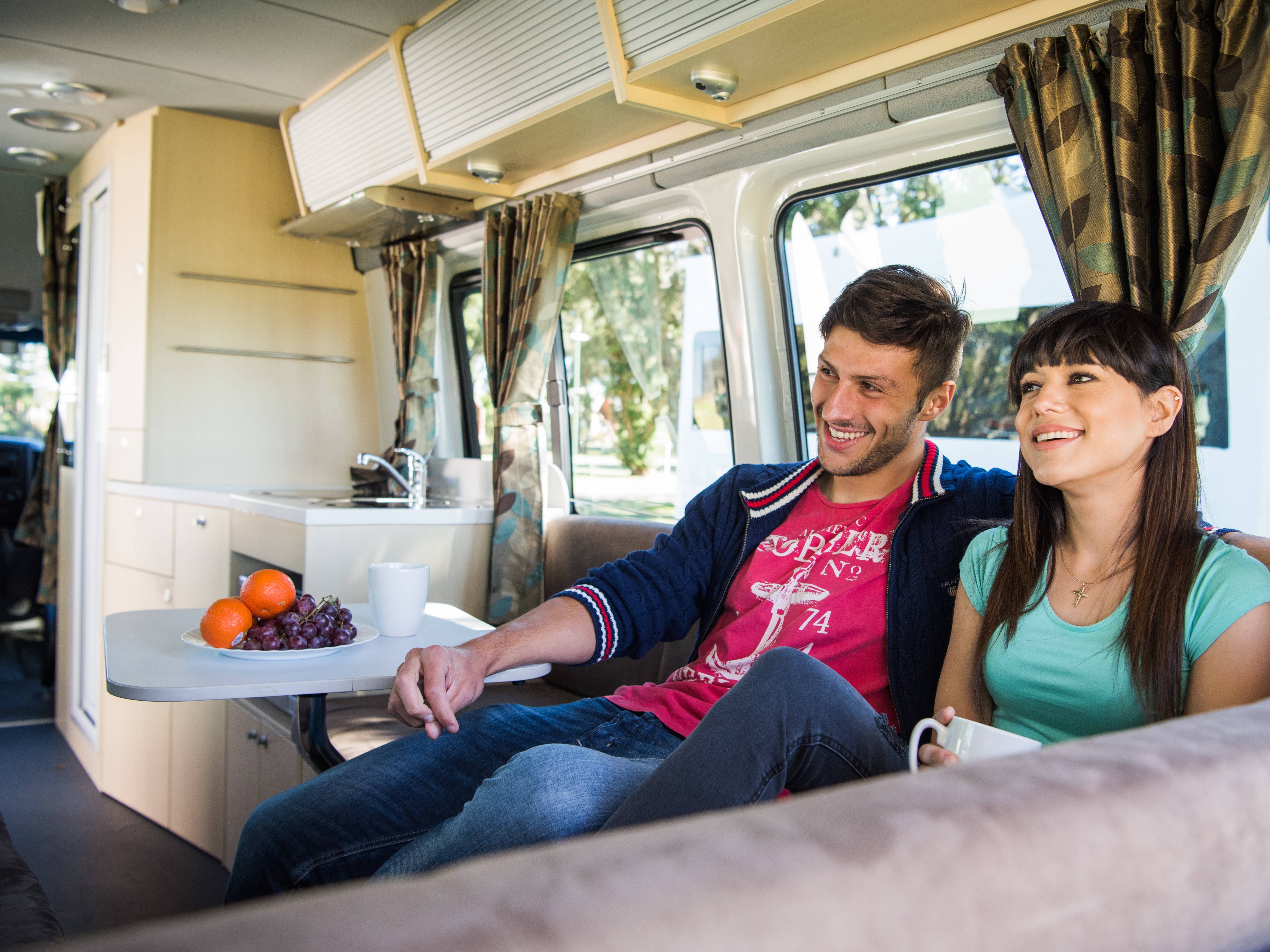 Binnenkant Deuce camper van Mighty in Nieuw-Zeeland