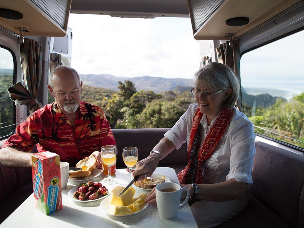 Dinette in de Deuce Plus van Mighty in Nieuw-Zeeland