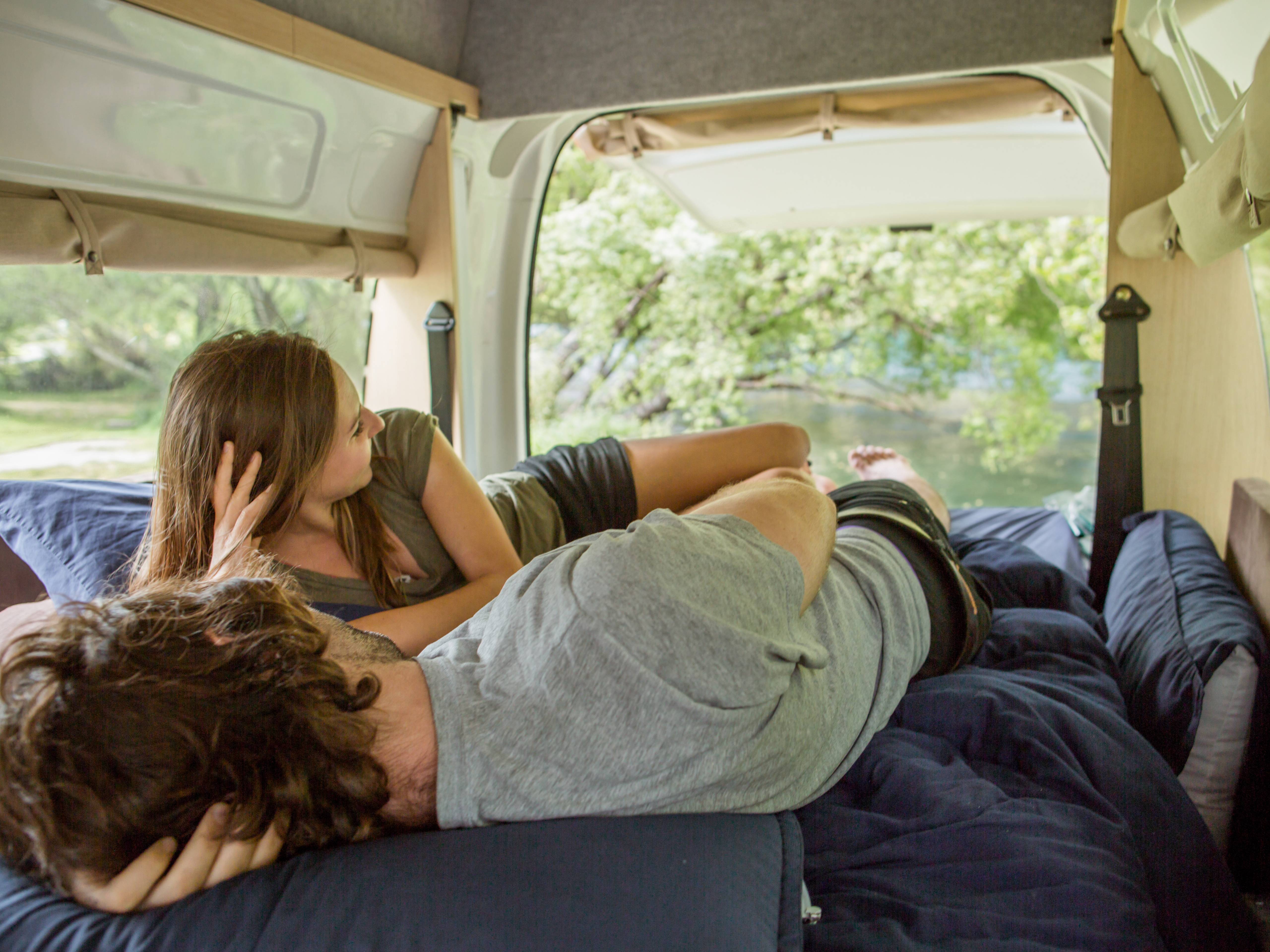 Bed in de Hitop camper van Britz in Nieuw-Zeeland