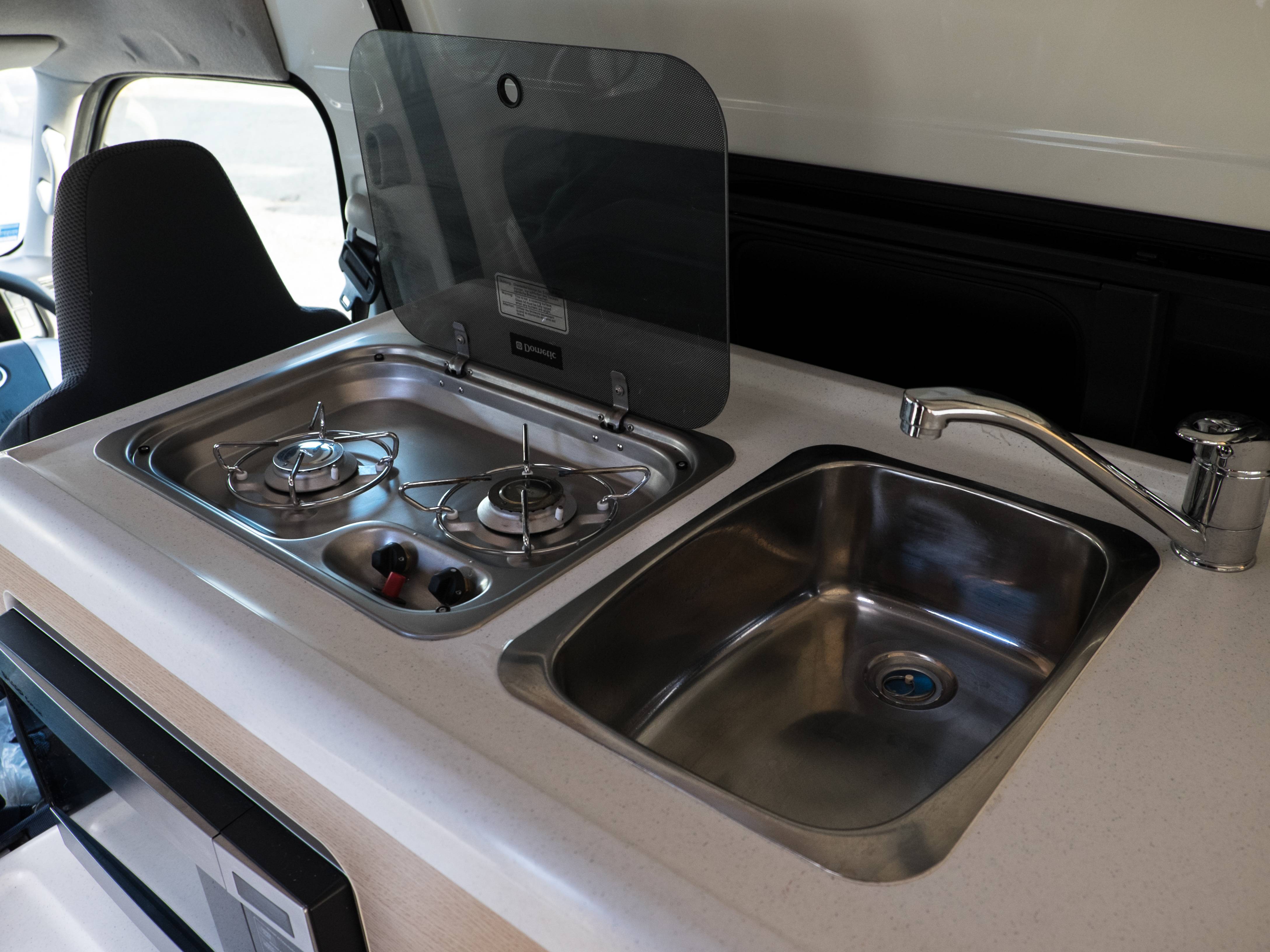 Keuken in de Hitop camper van Britz in Nieuw-Zeeland