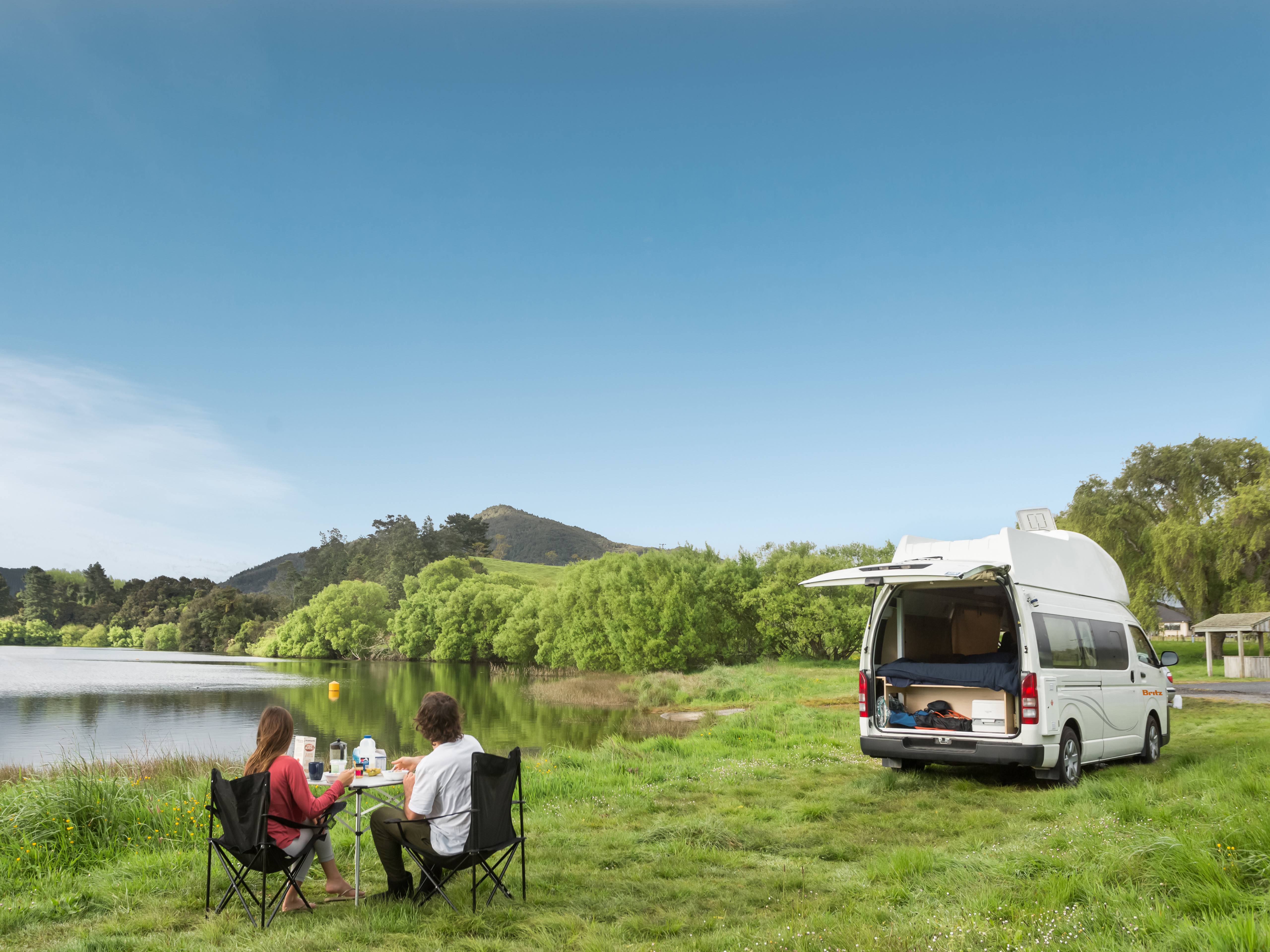 Lunchen onderweg met de Hitop camper van Britz in Nieuw-Zeeland