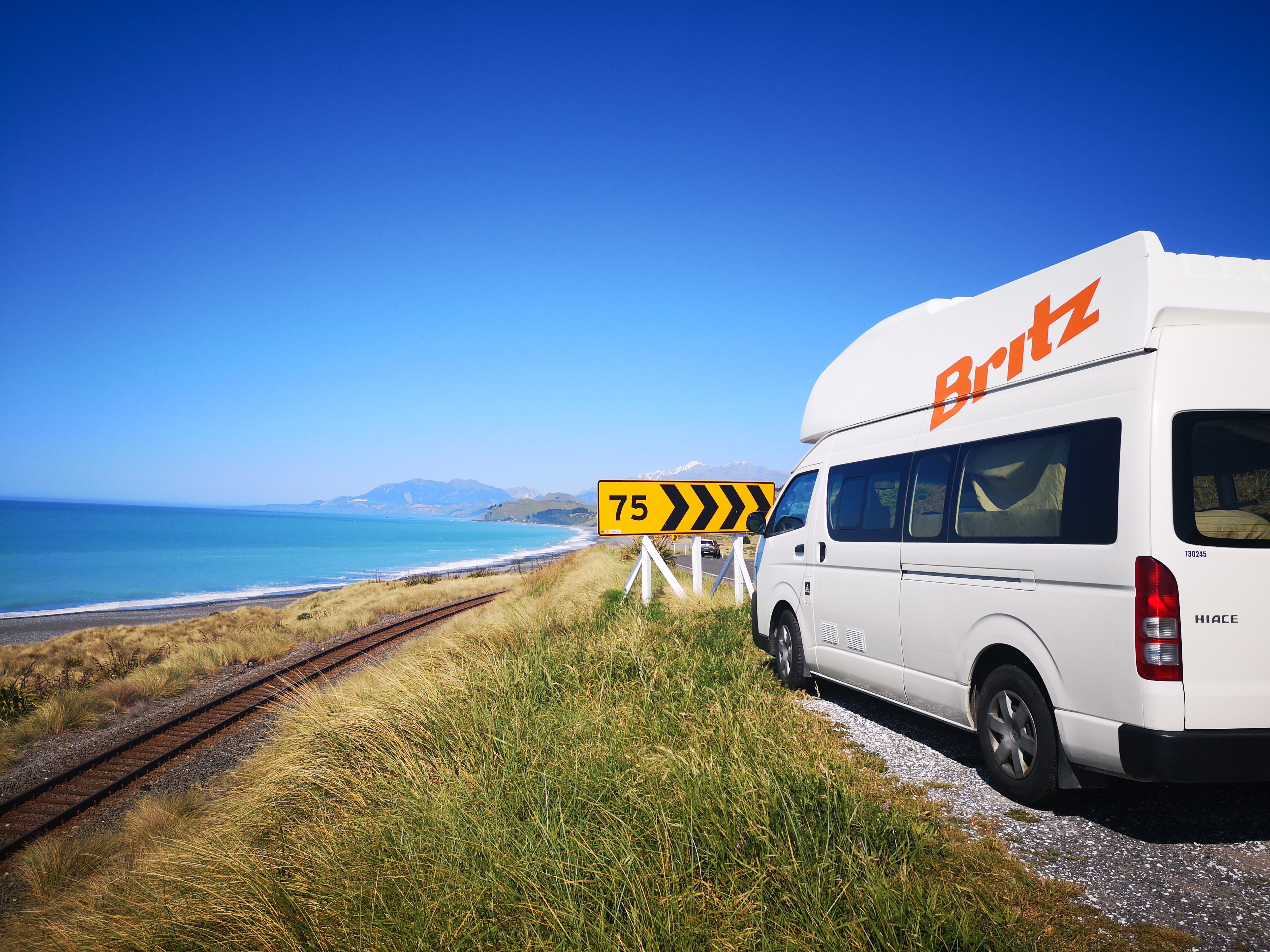 Buitenkant van de Voyager camper van Britz in Nieuw-Zeeland