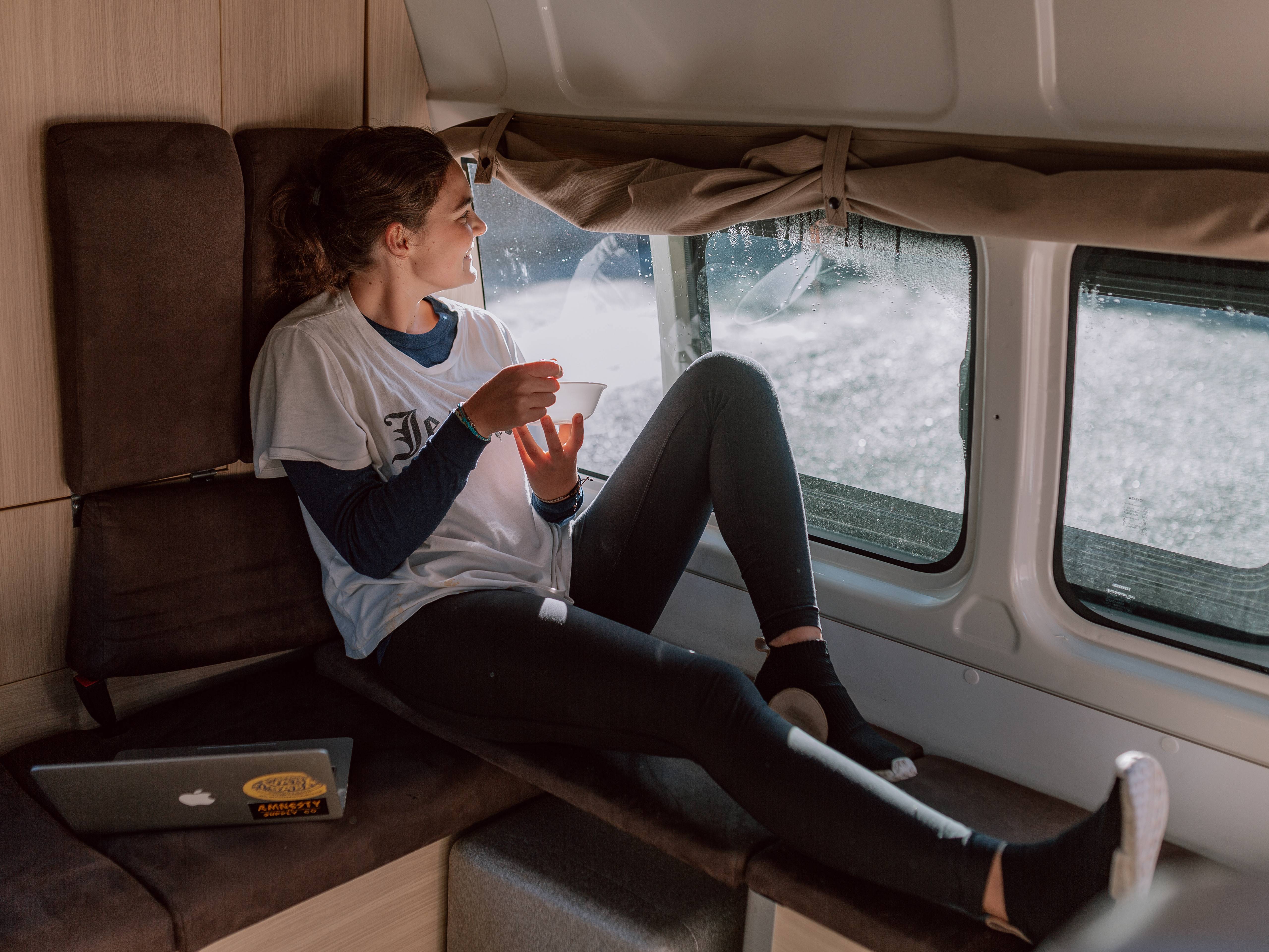 Binnenkant van de Voyager camper van Britz in Nieuw-Zeeland