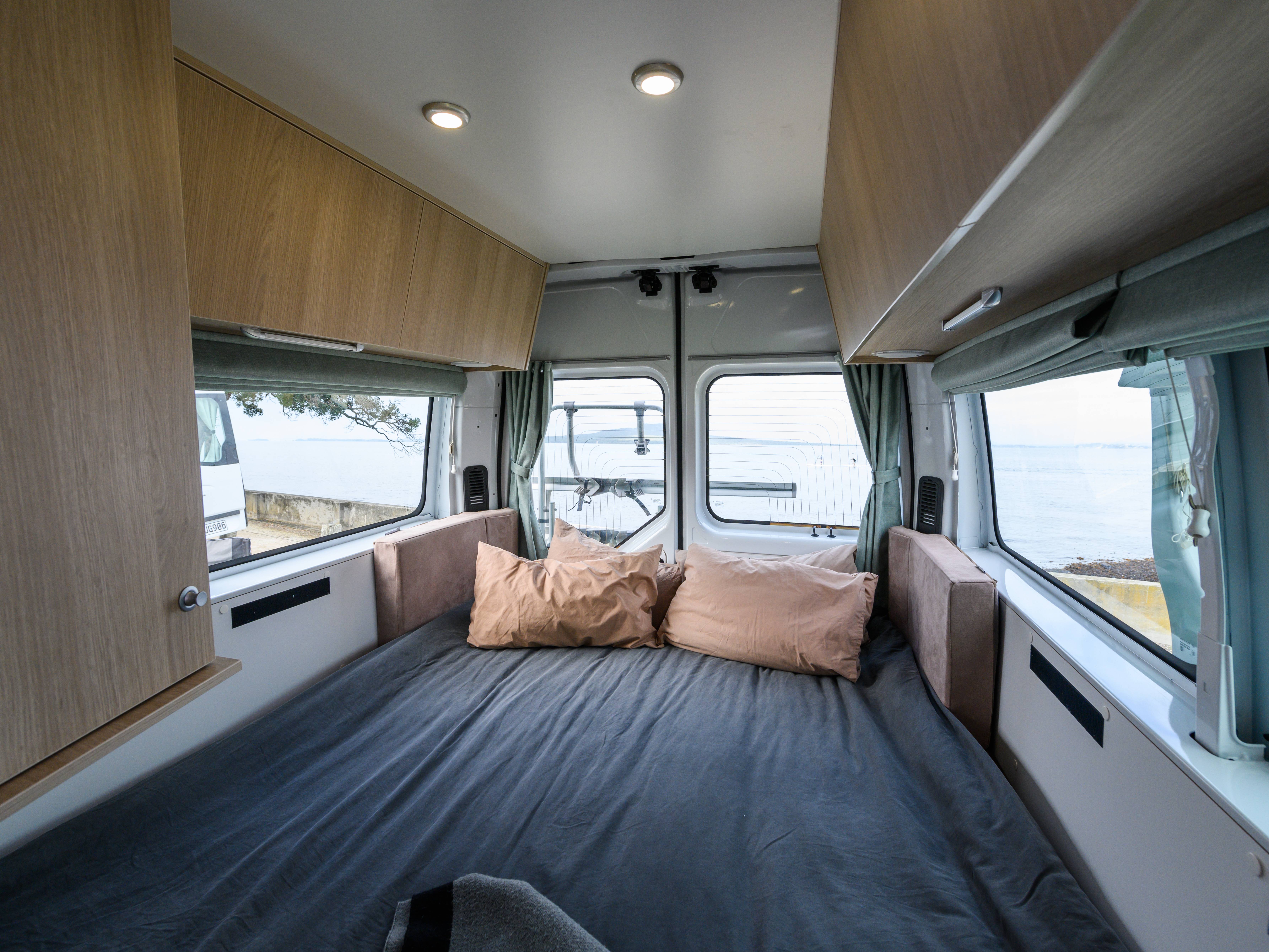 Bed in de Venturer Plus camper van Britz in Nieuw-Zeeland
