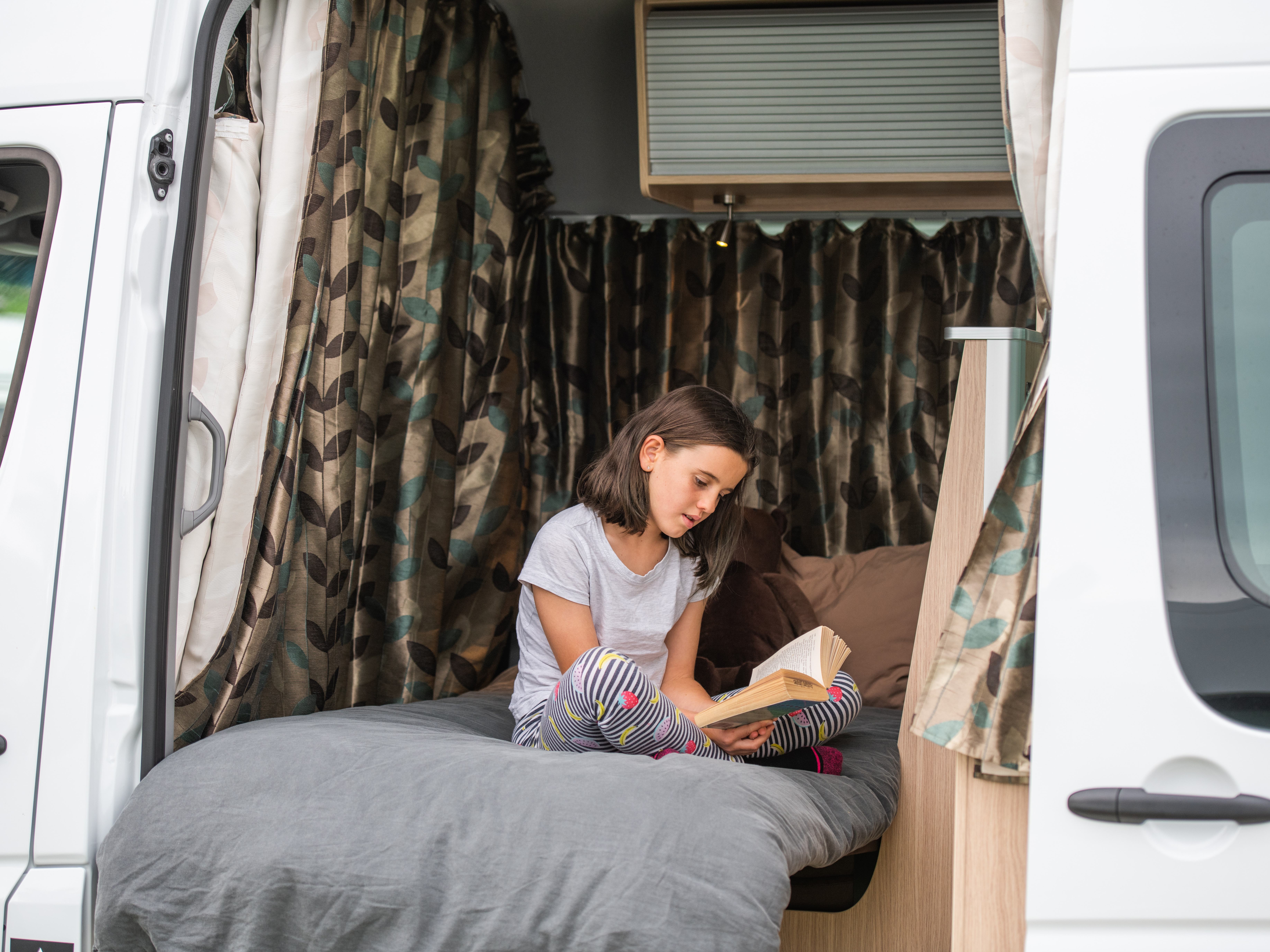 Eenpersoonsbed in de Venturer Plus camper van Britz in Nieuw-Zeeland