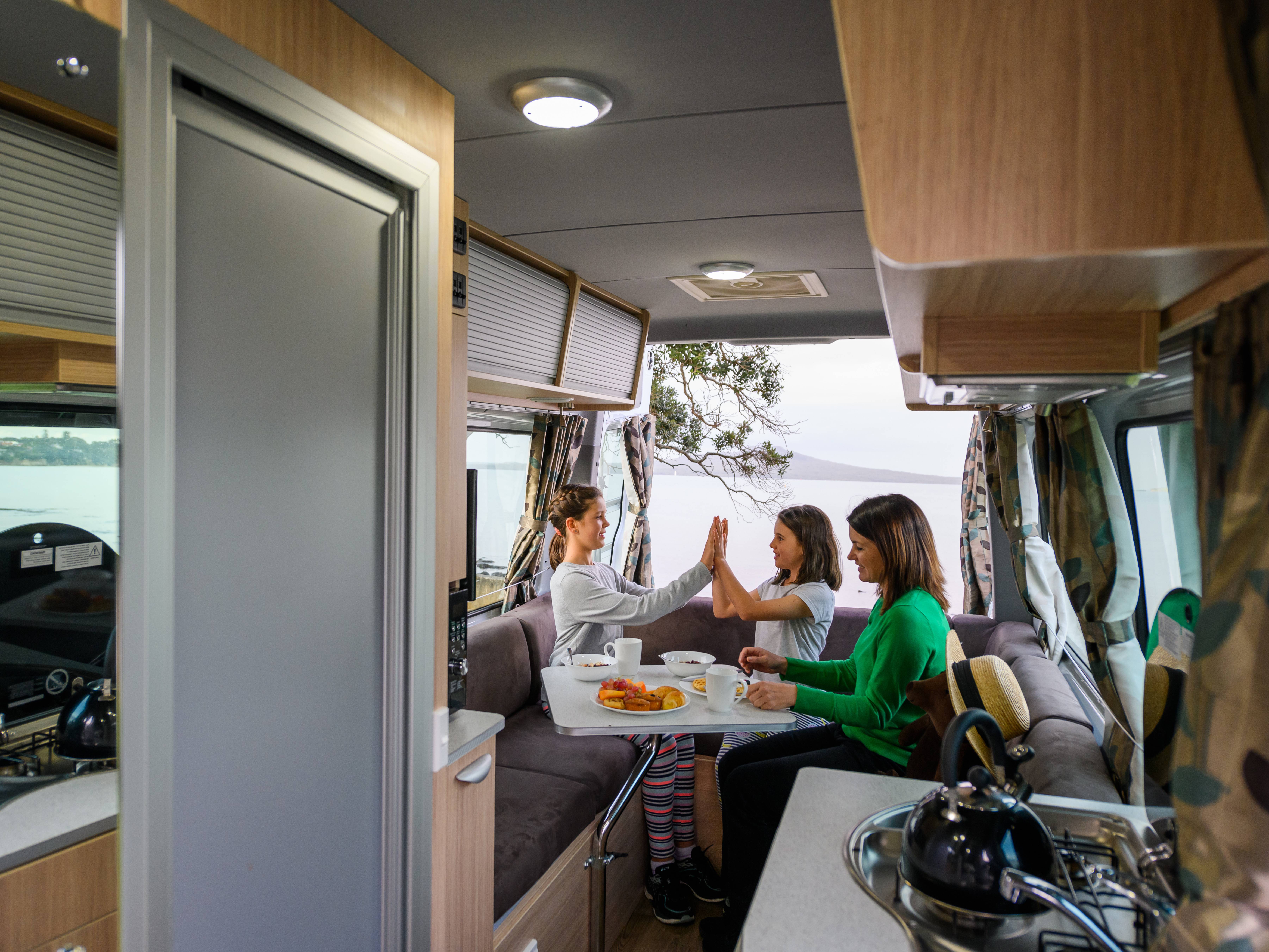 Binnen in de Venturer Plus camper van Britz in Nieuw-Zeeland