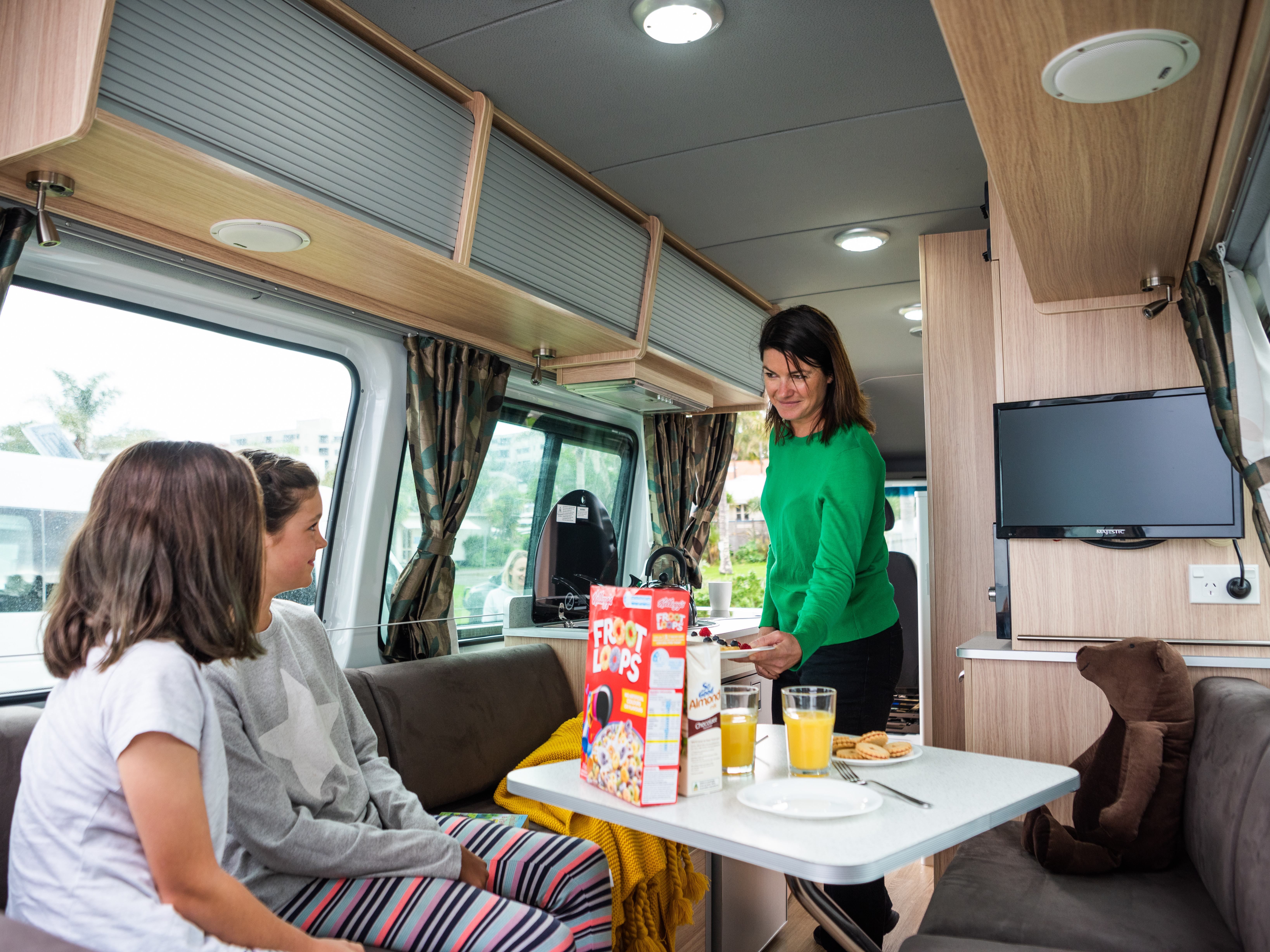 Dinette in de Venturer Plus camper van Britz in Nieuw-Zeeland
