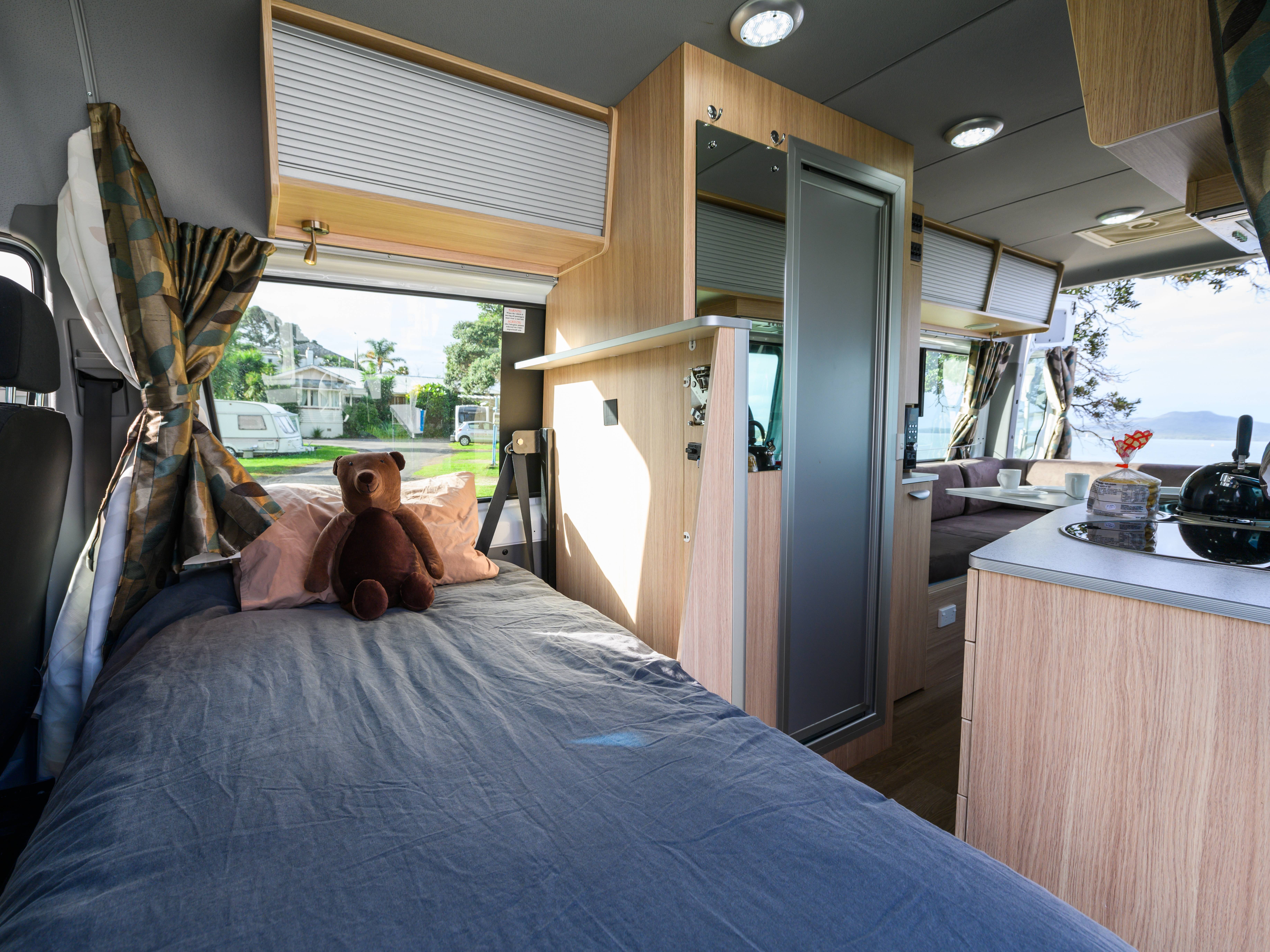 Eenpersoonsbed in de Venturer Plus camper van Britz in Nieuw-Zeeland