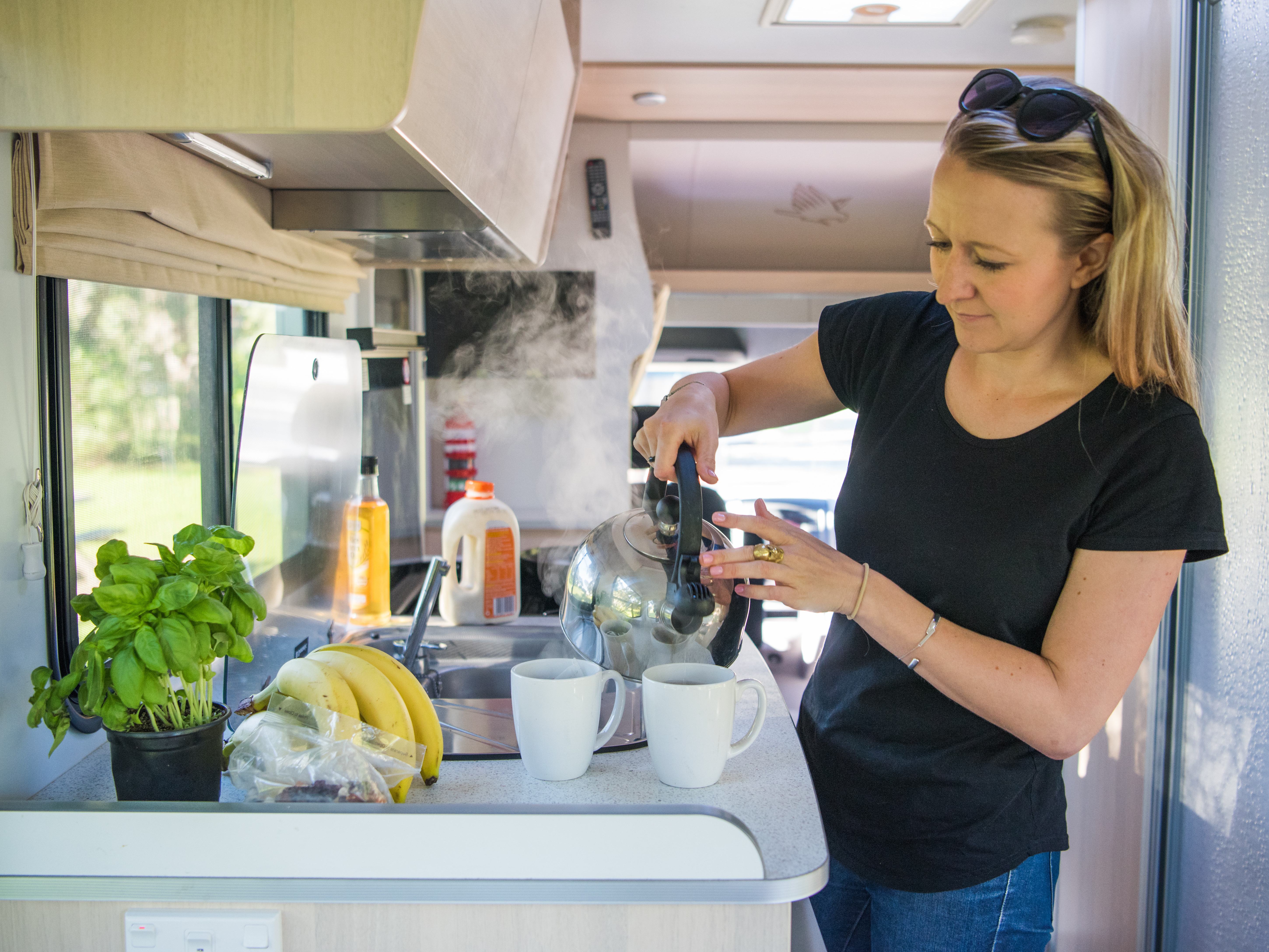 Keuken in de Discovery camper van Britz in Nieuw-Zeeland