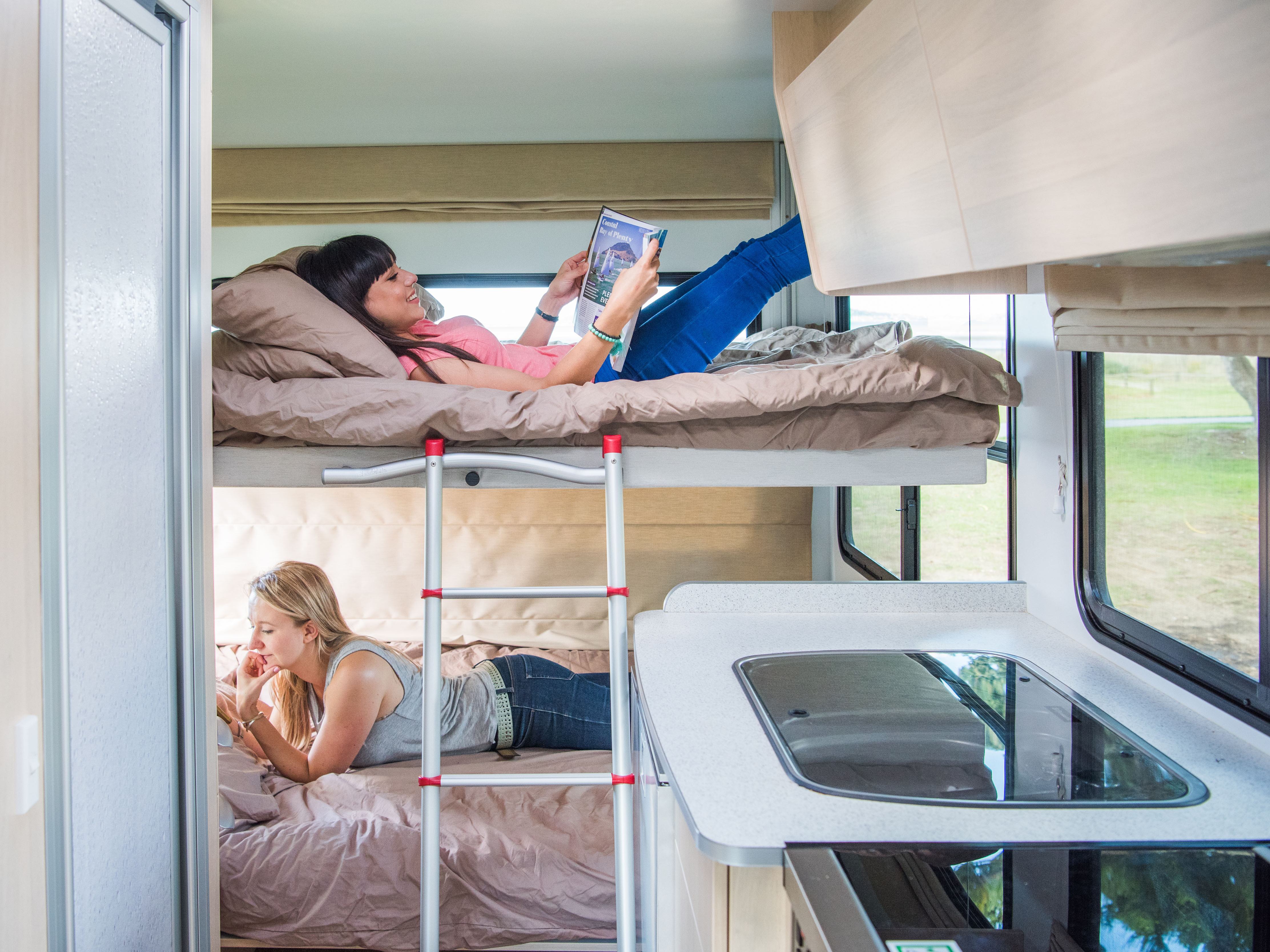 Bedden in de Discovery camper van Britz in Nieuw-Zeeland