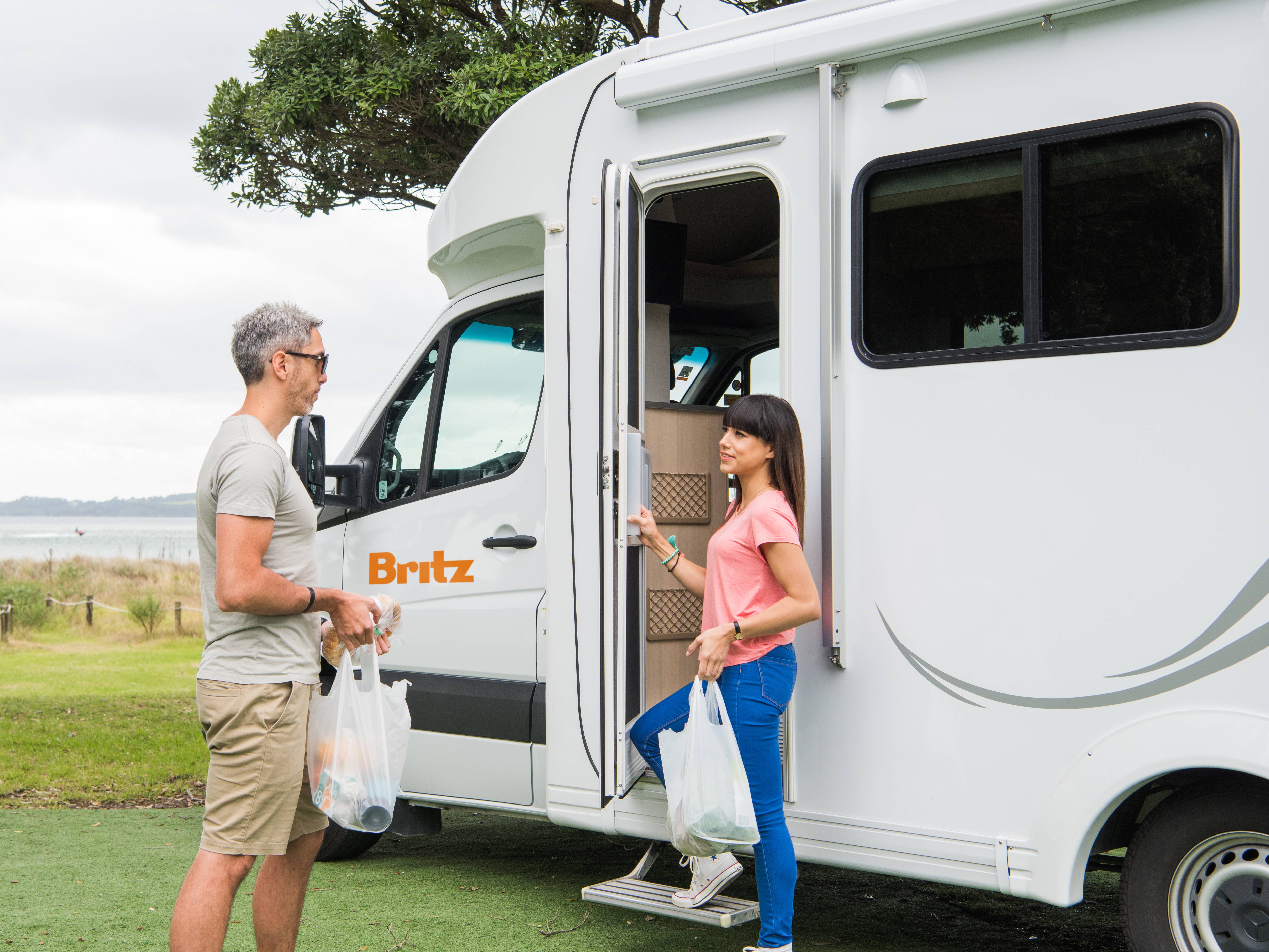 Buitenkant van de Discovery camper van Britz in Nieuw-Zeeland