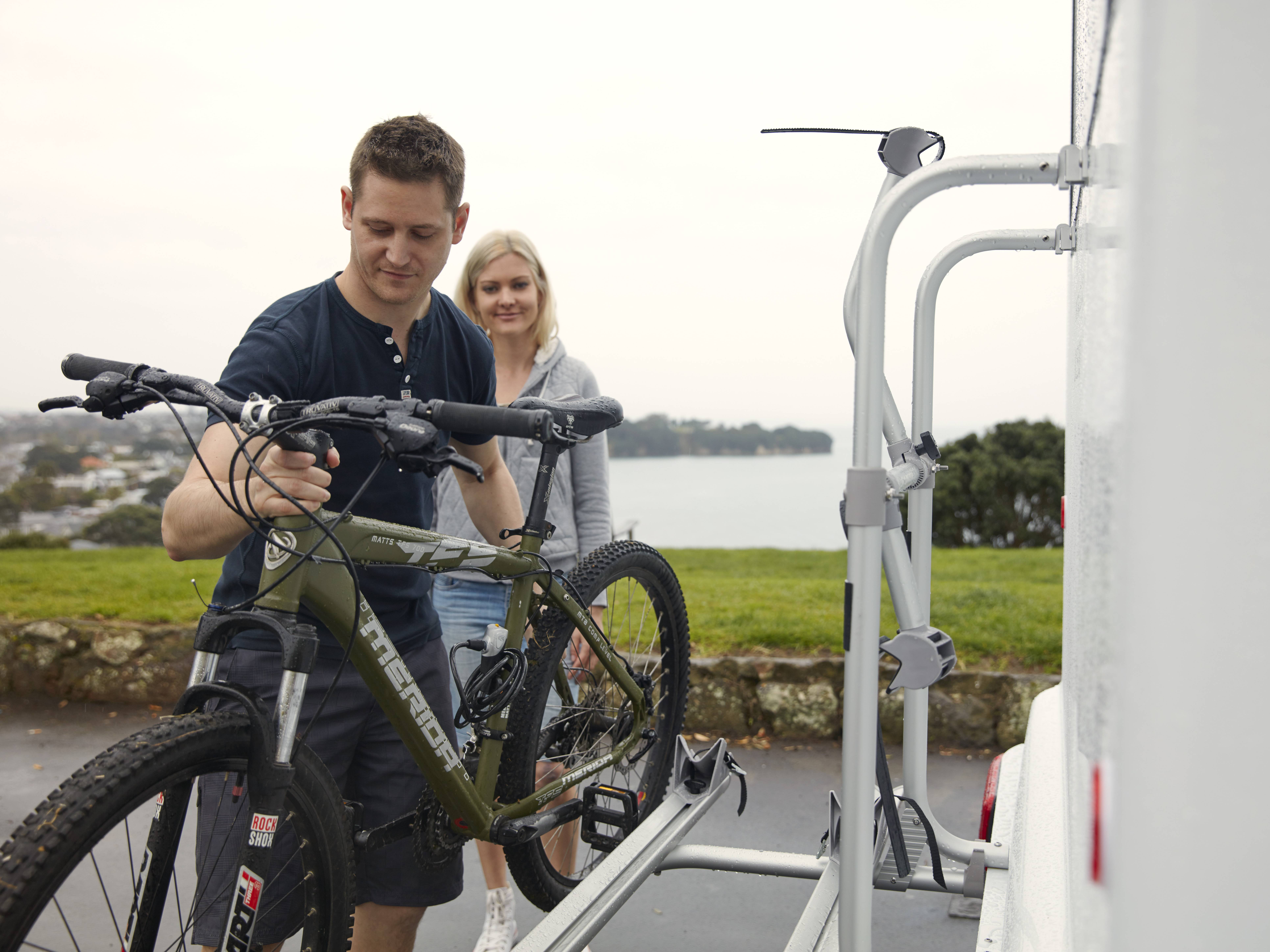 Fietsenrek op de Discovery camper van Britz in Nieuw-Zeeland